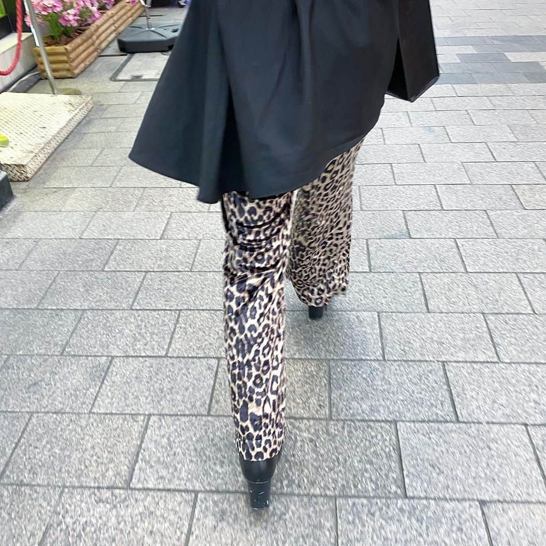 のインスタグラム：「.  めっちゃ大股で歩いてるみたい🤭（笑）﻿ ﻿ 最近1番お気に入りのレオパードパンツ🐆🤍﻿ ﻿ ﻿ ﻿ ﻿ #かんりほの盗撮﻿ ﻿ ﻿ ﻿ ﻿ #レオパードパンツ #レオパード #レオパード柄 #🐆 #hare #ハレ #ハレレ #hare20aw #ベロア #ベロアパンツ #アニマル柄 #休日コーデ #dayoff」