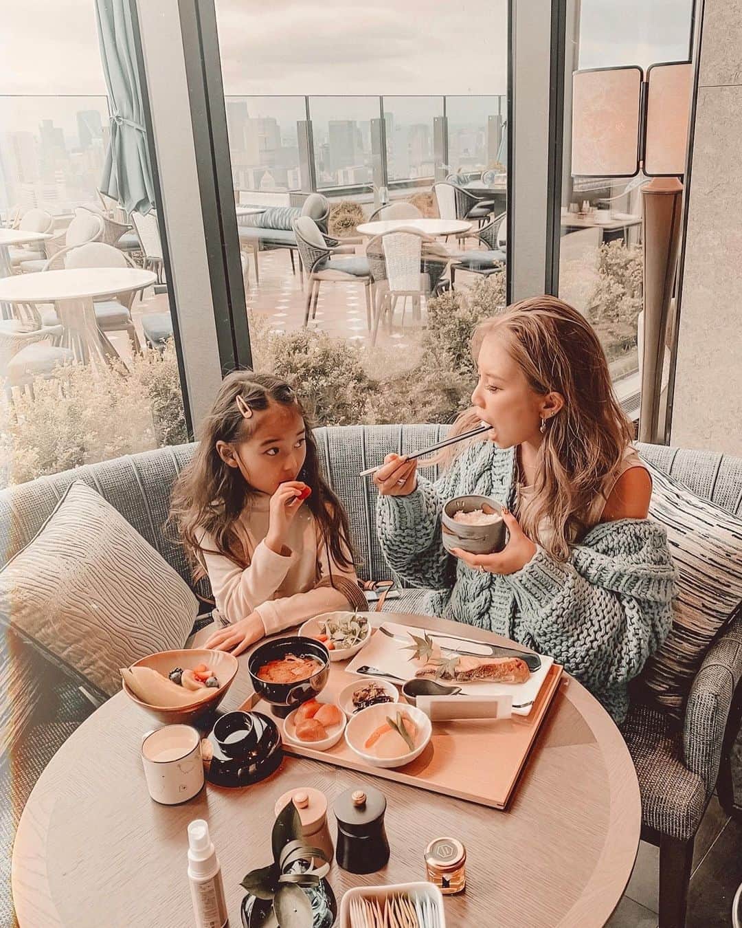 ✷kana✷のインスタグラム：「🍴✨ . . 幸せなブランチタイム♡ . 和食を選んだんだけど、ほんとに なに食べても美味しかった、、🥺 娘たちはトーストセットをぺろりだったよ🍞 . この日の師弟コーデ← またもや打ち合わせなしでサロペ♡ 👧🏽 @urbancherry_  開放的なお庭で大はしゃぎでした♡ . #PIGNETO #fourseasonshotel #brunch #coordinate」