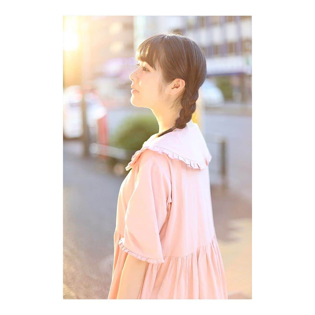 のインスタグラム：「. 今日から10月ですね！ あっという間だーっ☺️☺️ . 今日はね！記念日なんです！ オブジェクトにお世話になって3年が経ちました！！！！ . . 素敵なご縁に、そしていつも支えてくださっている事務所のみなさんに改めて感謝です☺️♡アットホームで大好き！ 居場所をありがとうございます。 . . これからもがんばるぞ！！という気持ちにしてくれた 今日10月1日でした！！！！！！ . . . (このまえ撮影していただいたお写真が素敵だったのでお気に入り！光の入り方がすき。) . . #記念日 #㊗️  #いつもありがとう #10月すたーと🍁🎃🍂  #今年もあと3ヶ月 ！！」