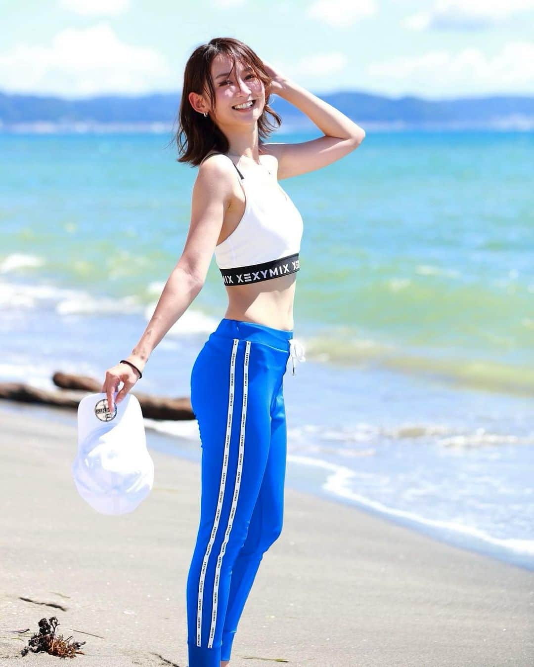 のインスタグラム：「10月スタート🎃 ・ ・ 2枚目は不意打ちショット🤭😂爆 ・ ・ ・ ・ 寒くなってきてるので、体調には気をつけて下さいね。。🍃😌 #10月　🎃 #時差スタグラム#海 #季節感 ない #不意打ちショット 笑 #gym #ジム #运动 #교육#스포츠#다이어트#근육트레이닝#ボディメイク #筋トレ#健康#美容#筋トレ女子 #ダイエット#ダイエット女子 #自分磨き#スポーツウェア  #美尻#くびれ #ヒップアップ  #腹筋女子 目指して頑張り中💪🏾🔥 #明日も笑顔で  #頑張ろう　☺️🌱」