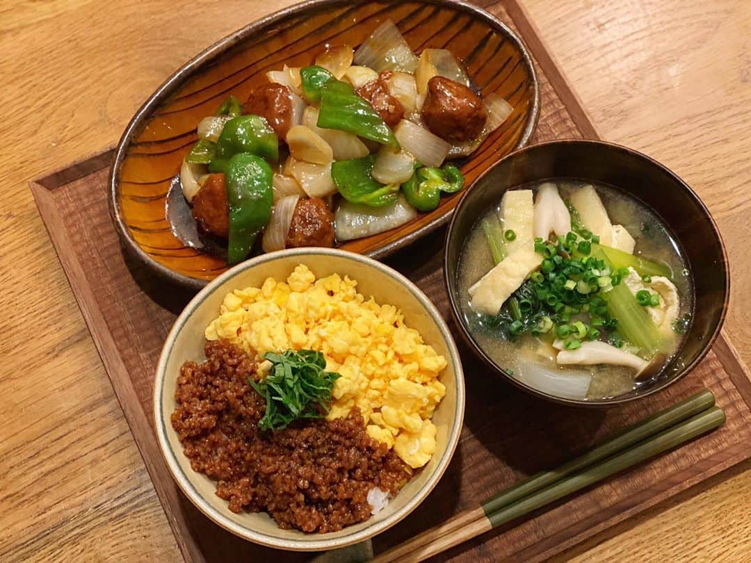 高山直子さんのインスタグラム写真 - (高山直子Instagram)「スピードメニュー🍚✨ ●鶏そぼろ丼 ●具沢山お味噌汁 ●黒酢鶏団子炒め 風が気持ち良い十五夜🎑ですねー！ お散歩も気持ちよかった🐶🐶👶🏻 ごちそうさまでした😋  #なおコロ食堂 #簡単ごはん#時短メニュー#よるごはん #鶏そぼろ丼#得意料理#二色丼」10月1日 20時38分 - nao_70koro