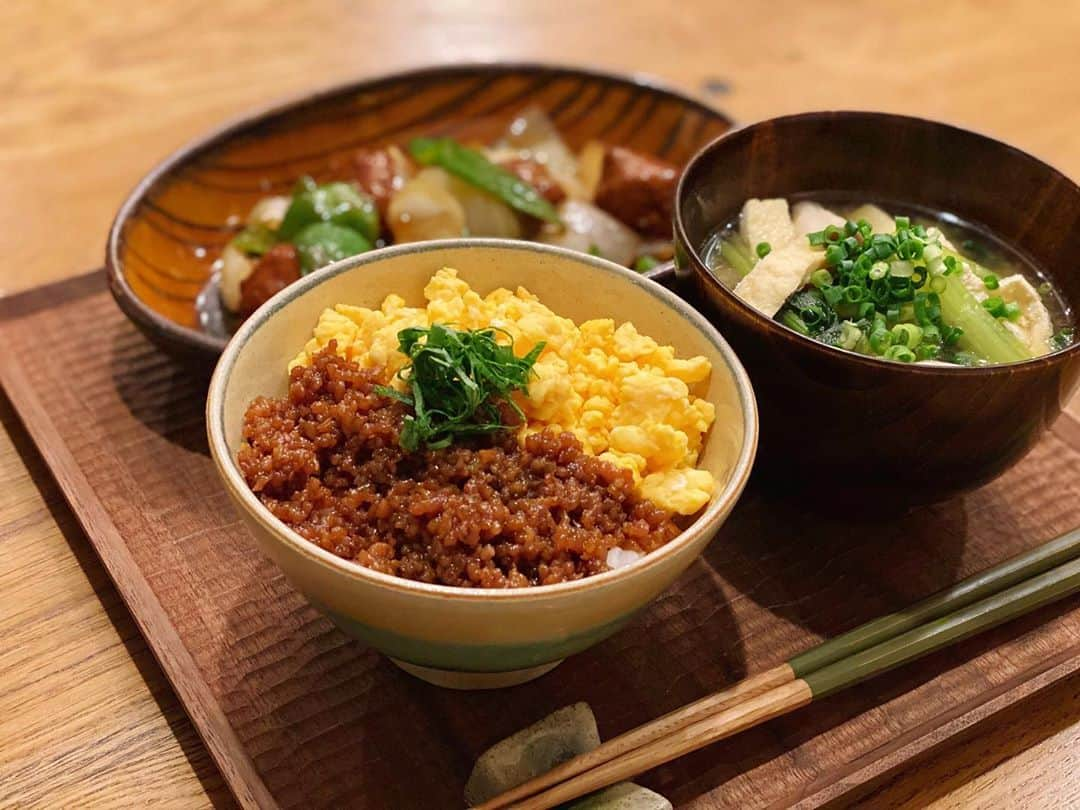 高山直子さんのインスタグラム写真 - (高山直子Instagram)「スピードメニュー🍚✨ ●鶏そぼろ丼 ●具沢山お味噌汁 ●黒酢鶏団子炒め 風が気持ち良い十五夜🎑ですねー！ お散歩も気持ちよかった🐶🐶👶🏻 ごちそうさまでした😋  #なおコロ食堂 #簡単ごはん#時短メニュー#よるごはん #鶏そぼろ丼#得意料理#二色丼」10月1日 20時38分 - nao_70koro