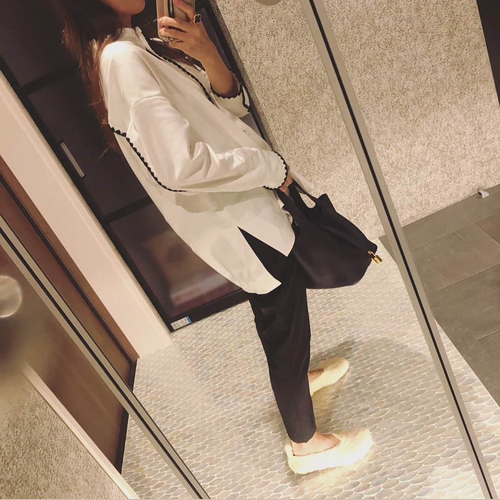 のインスタグラム：「・ デザインする時、 360度どの角度から見ても可愛い服！ と思いながら考えています。 このブラウスもそのひとつ❤️ ・ ・ #ootd #yori_japan」