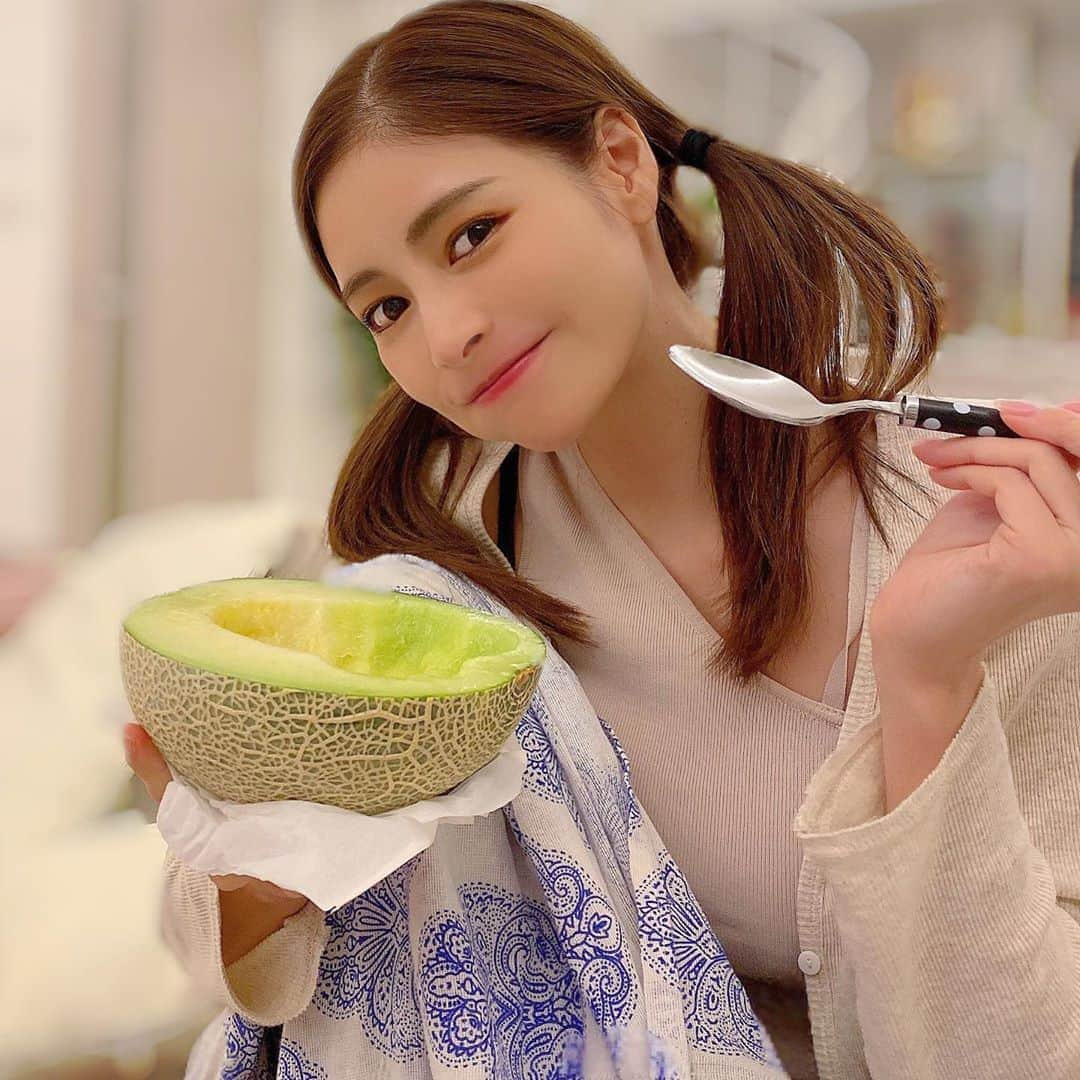 得あゆさんのインスタグラム写真 - (得あゆInstagram)「正しいメロンの食べ方🍈 こうやって食べたら、 すぐ無くなっちゃう。笑 ・ ・ ・ ・ ・ ・ ・ ・ ・ #メロン#フルーツ#美味しい#幸せ#幸せな時間#季節のフルーツ#おうち時間#offday#デザート#おやつ#夜ごはん#食べるの好きな人と繋がりたい#インスタ映え#カメラ女子#日常#家族#ナチュラルメイク#シンプルな暮らし#パジャマ#ルームウェア#ヘルシー#ダイエット#ツインテール#おうちごはん #pajamas#roomdecor#melon#fruits#fruitsbasket#desert」10月1日 20時32分 - tokuayu819