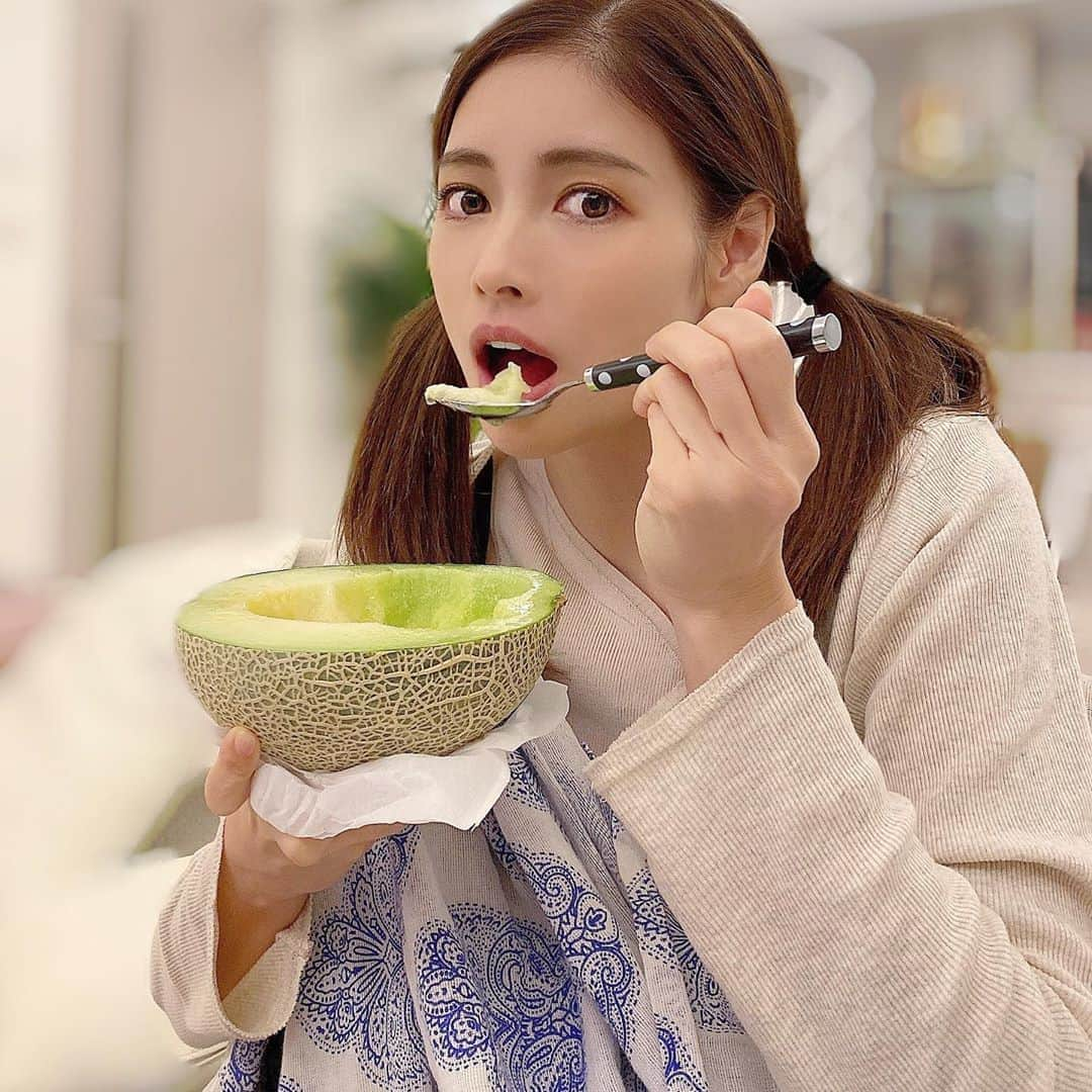 得あゆさんのインスタグラム写真 - (得あゆInstagram)「正しいメロンの食べ方🍈 こうやって食べたら、 すぐ無くなっちゃう。笑 ・ ・ ・ ・ ・ ・ ・ ・ ・ #メロン#フルーツ#美味しい#幸せ#幸せな時間#季節のフルーツ#おうち時間#offday#デザート#おやつ#夜ごはん#食べるの好きな人と繋がりたい#インスタ映え#カメラ女子#日常#家族#ナチュラルメイク#シンプルな暮らし#パジャマ#ルームウェア#ヘルシー#ダイエット#ツインテール#おうちごはん #pajamas#roomdecor#melon#fruits#fruitsbasket#desert」10月1日 20時32分 - tokuayu819