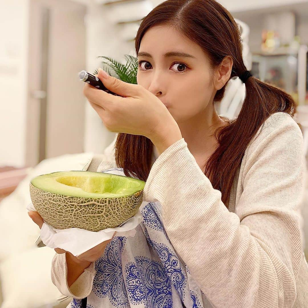 得あゆさんのインスタグラム写真 - (得あゆInstagram)「正しいメロンの食べ方🍈 こうやって食べたら、 すぐ無くなっちゃう。笑 ・ ・ ・ ・ ・ ・ ・ ・ ・ #メロン#フルーツ#美味しい#幸せ#幸せな時間#季節のフルーツ#おうち時間#offday#デザート#おやつ#夜ごはん#食べるの好きな人と繋がりたい#インスタ映え#カメラ女子#日常#家族#ナチュラルメイク#シンプルな暮らし#パジャマ#ルームウェア#ヘルシー#ダイエット#ツインテール#おうちごはん #pajamas#roomdecor#melon#fruits#fruitsbasket#desert」10月1日 20時32分 - tokuayu819