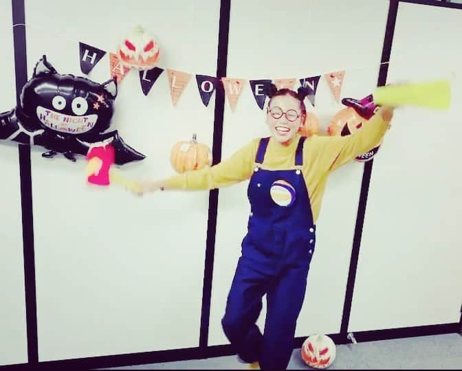 のインスタグラム：「毎年盛り上がるカワハロ！👻 今年はオンラインでの開催ということで早速仮装動画を撮ってみました〜😂 思った以上にテンションが上がってきて楽しかった😂皆さんも是非参加してみてくださーい🥳  #うちで化けよう #カワハロ2020 #oneworldhalloween #Kawahallo2020 #仮装動画#川崎#チネチッタ #仮装#ハロウィン#10月 #ミニオン#なんちゃってミニオン #テーマパークに行きたすぎてミニオンになっちゃった #トリックオアジョイン #人前ではなかなかないテンションの上がりよう」