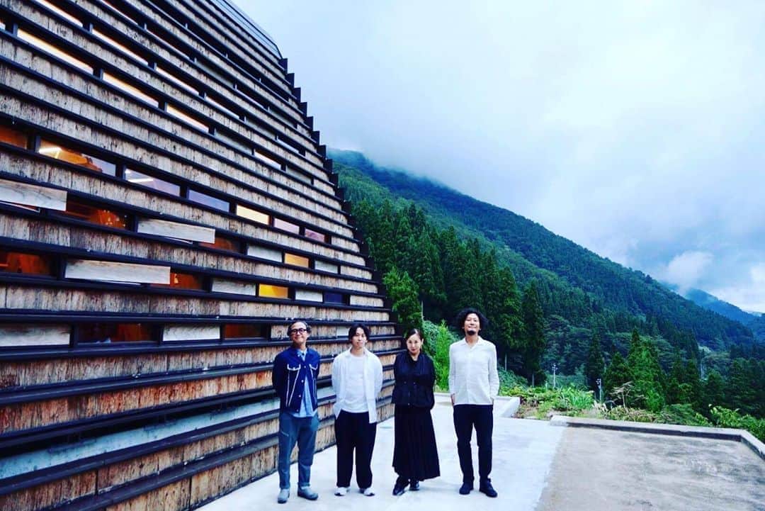遠山正道さんのインスタグラム写真 - (遠山正道Instagram)「#グッドデザイン賞 #ベスト100 に選ばれた#まれびとの家 を視察に富山へ。地域とテクノロジーによる建築の6次産業化のプラットホームとして。これは今後の開かれた建築の可能性の第一歩。素晴らしい。そして今はairBnBで貸し出してる。建築家#秋吉浩気 と審査員#永山祐子 #原田真宏  https://www.airbnb.jp/rooms/42696095」10月1日 20時33分 - masatoyama