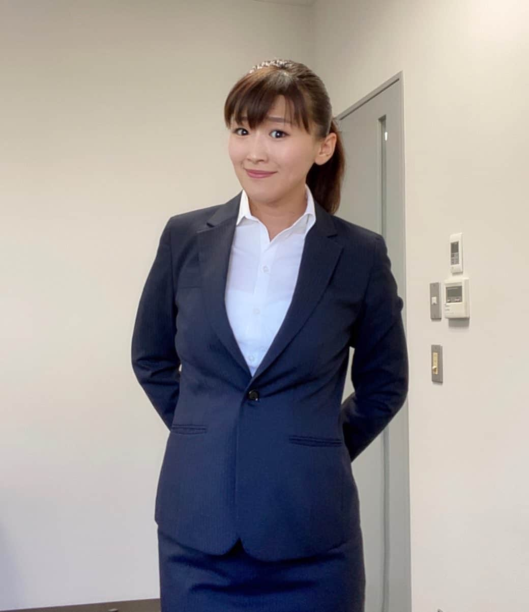 沙羅さんのインスタグラム写真 - (沙羅Instagram)「会社員の頃スーツが大好きで、いろんなデザインの5種類くらいを着回ししてました😊チャリこぎまくって営業してたから、おしりのとこ破れたりしてボロボロになってたけど。笑﻿ ﻿ 義母と娘のブルースの綾瀬はるかさんのものまねを始めてから、スーツを着る機会がたまにあります。﻿ やっぱりスーツは好きです❤️﻿ 身も心も、ピシッとシャキッとします！﻿ でもここ12年、自由に過ごしてきたから、﻿ 会社員にはもう戻れないだろうなぁ。。。笑﻿ ﻿ ﻿ #スーツ﻿ #好きな服﻿ #収録」10月1日 20時35分 - sarapika128