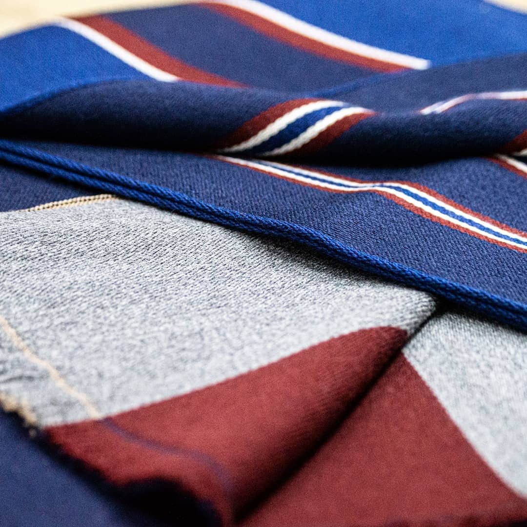 ドゥシャンのインスタグラム：「These beautifully constructed wool scarves an ideal way to liven up any outfit. Knitted in Como, Italy, these can be used as travel accessories or for a layering piece on top of any winter coat.」