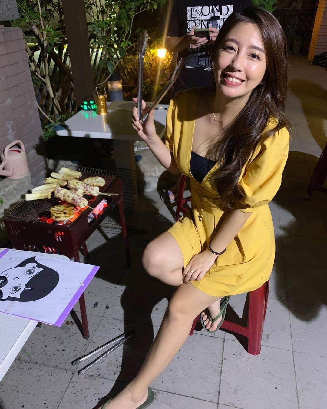 辜莞允（Nono Ku）のインスタグラム：「中秋快樂😆🌙  街上全是烤肉味！整個台灣都是烤肉味！」