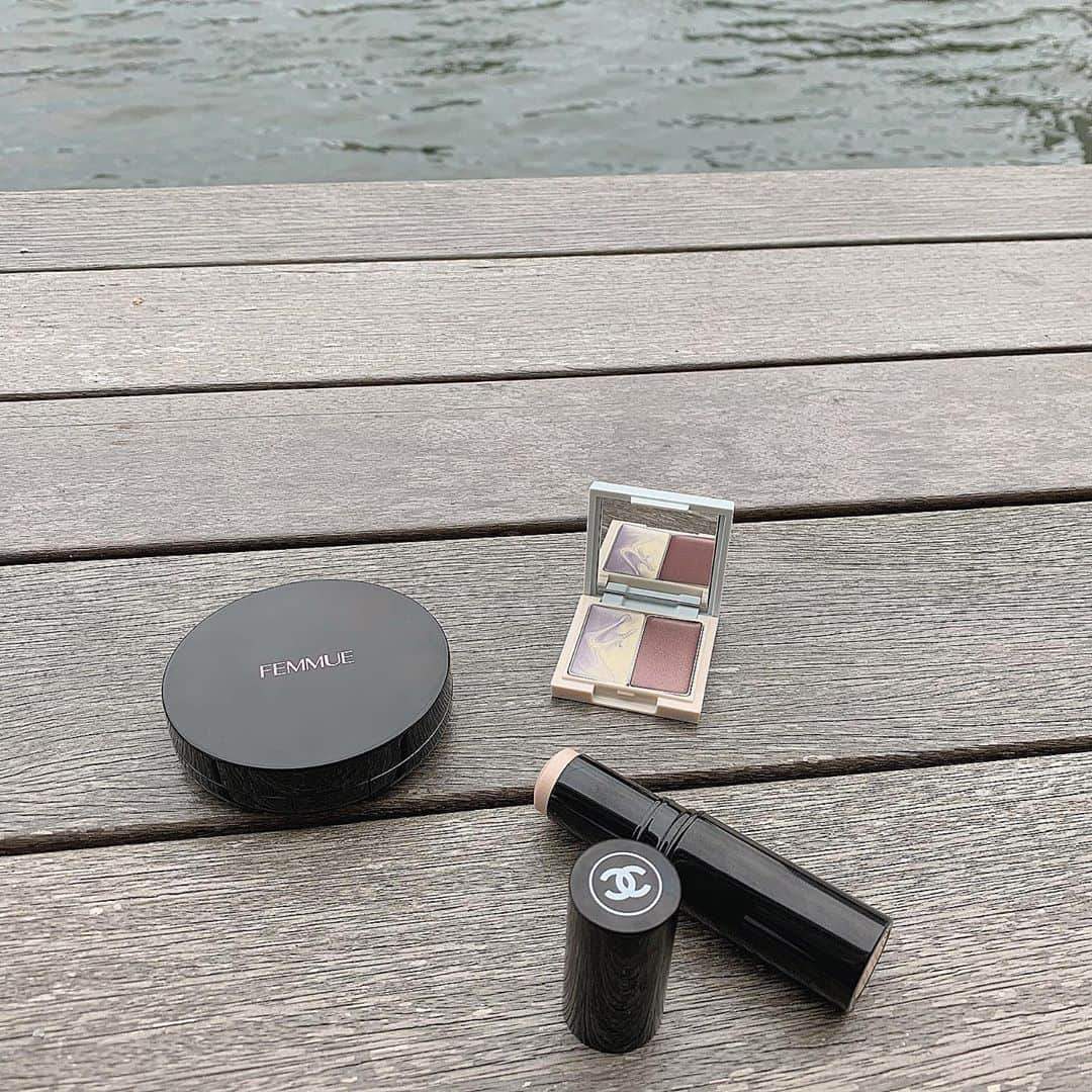 Yukiさんのインスタグラム写真 - (YukiInstagram)「new cosmetics ♡ やっと手に入りました😊 シャネルのスティック状フェイスカラー。 パール入りの「スカルプティング」 外出する時はマスクなので😷 目の周りのCゾーン、おでこ… 見える場所に使っています。 （1つ前のpostも使用しています🤳🏻） アイシャドウはポーラのメークブランド ディエム クルールから発売された カラーブレンドグローアイカラー。 ただ重ねるだけで簡単に濡れツヤまぶたの完成♡ まぶたに自然となじむカラーでお気に入り🕊 #cosmetics#baumeessentiel#sculpting#chanel#コスメ購入品#コスメ#シャネルコスメ#ボームエサンシエル#ボームエサンシエルスカルプティング#ハイライト#ディエムクルール#カラーブレンドグローアイカラー」10月1日 20時41分 - yukii061