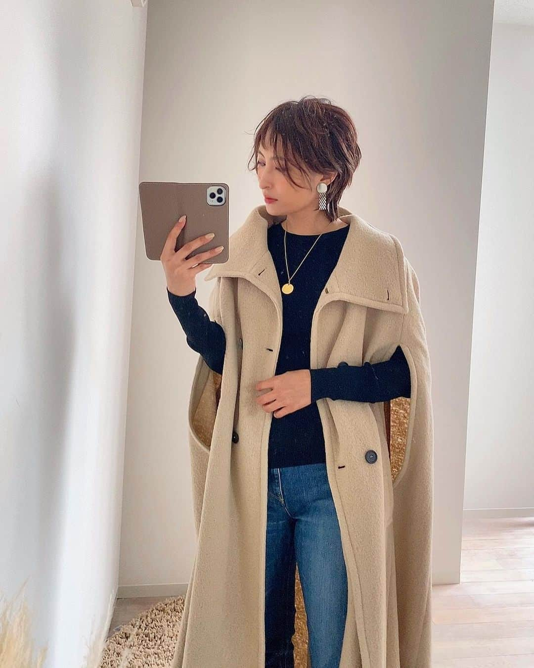 Ayaさんのインスタグラム写真 - (AyaInstagram)「@zara で見つけた カーディガン感覚のケープポンチョ ハイネックにもなるし、2枚目みたいに襟が開くの  前髪は一部オン眉  tops outer @zara  denim @yanuk_official  shoes @etretokyo」10月1日 20時42分 - aya_green1010