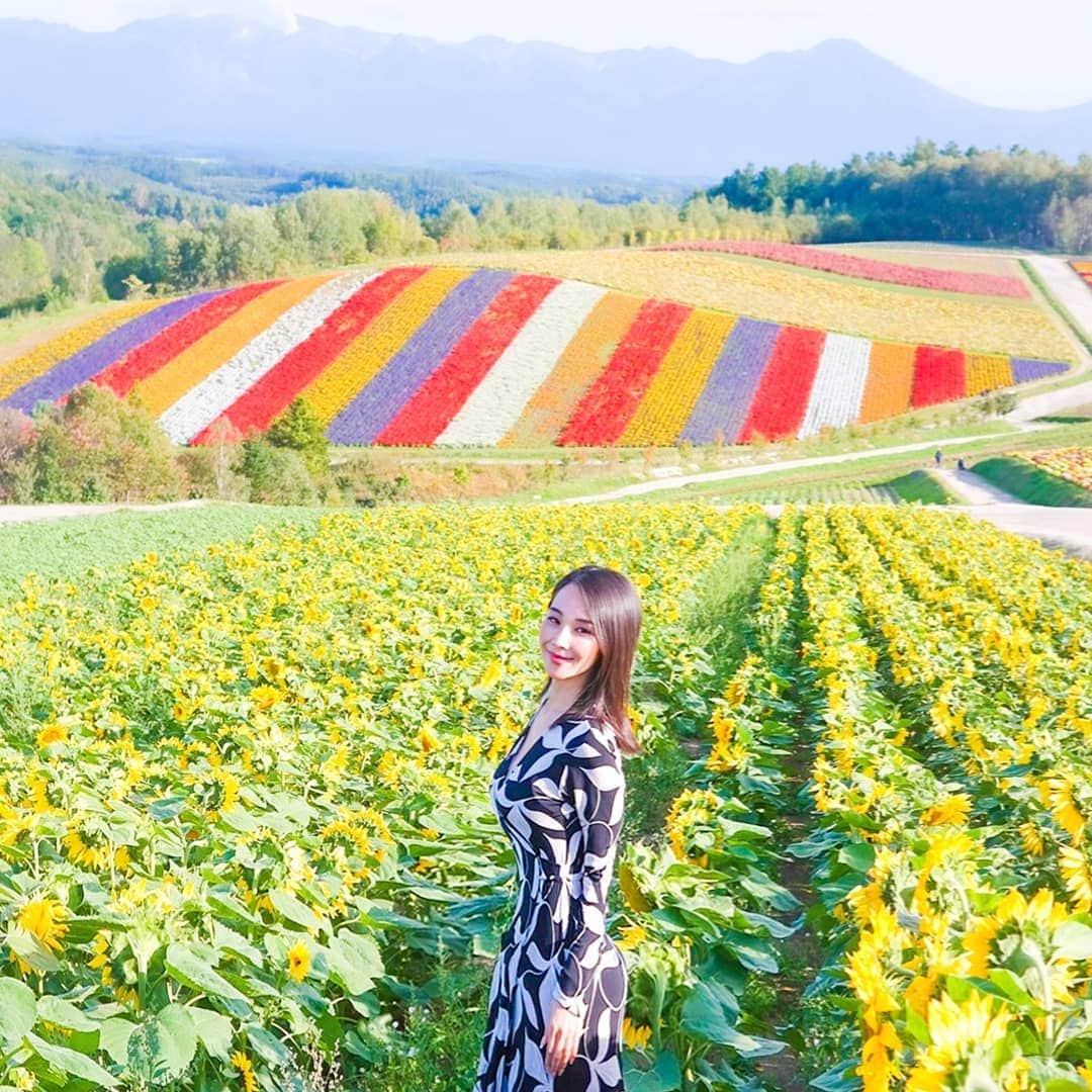 のインスタグラム：「🍁Autum is about to show us how lovely to let things go.  The panoramic flower gardens of Shikisai no oka provide the wonderful view.  Dress by @grace_oriental  遅めの夏休みを頂き、初の北海道へ。  目にも鮮やかな数十種類の花が咲く展望畑🌻 やっぱり自然がすきだな。  向日葵も終わる前に見れてよかったです。」