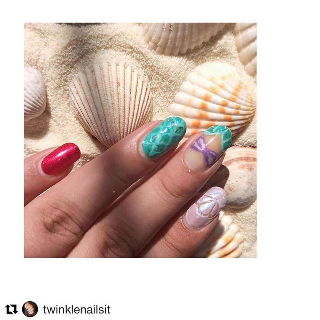 Nail Designsさんのインスタグラム写真 - (Nail DesignsInstagram)「Credit: @twinklenailsit  ・・・ "𝑰 𝒋𝒖𝒔𝒕 𝒅𝒐𝒏'𝒕 𝒔𝒆𝒆 𝒉𝒐𝒘 𝒂 𝒘𝒐𝒓𝒍𝒅 𝒕𝒉𝒂𝒕 𝒎𝒂𝒌𝒆𝒔 𝒔𝒖𝒄𝒉 𝒘𝒐𝒏𝒅𝒆𝒓𝒇𝒖𝒍 𝒕𝒉𝒊𝒏𝒈𝒔 𝒄𝒐𝒖𝒍𝒅 𝒃𝒆 𝒃𝒂𝒅." — 𝑨𝒓𝒊𝒆𝒍🧜‍♀️  Did these #littlemermaid themed nails for Rachi Di's @rachi_phadte  bday♥️ 💖 The Little Mermaid is one of my favourite movies of all time🧜‍♀️💗🐚 The movie has taught me a lot of life lessons, the most notable ones being that you shouldn't let anybody take your voice and the other being that you shouldn't change yourself for love. I also relate to Ariel's affinity to explore the world but there's a thin line between adventure and danger💔 💗 Tried to do this new technique of engraving to make the seashell on the index finger 🐚 💅🏻 Polishes used:- • The Saving Base from @wetnwildbeauty • Creme TL02 from @mystudiowest • Nebula 13 from @spektacosmetics •  Andromeda 16 from @spektacosmetics • Floral Daze Mark Gel Shine range by @avoninsider • Violate Voltage 445 from @sally_hansen •  Shade U4 Color Crush Nail Art Range by @lakmeindia • Absolute Gel Stylish Topcoat from @lakmeindia  #nailsinstagram #nailartaddict #nailartfeature #nails💅 #nailspiration #littlemermaidnails🧜‍♀️💕 #naturalnails #nailfie #nailsfordays #nailartideas #nailartpromote #nailove #mermaidnails🐚 #youarethegalaxy #nailitmag #nailartdesigns #nailitdaily #nailsoftheweek #nailsmagazine #nailpolish #nailsonfleek #disneynails #nailpolishlover #nailfashion #nailsnailsnails #nails2inspire #disney #mermaidnails #indiannailblogger」10月1日 20時46分 - nailartfeature
