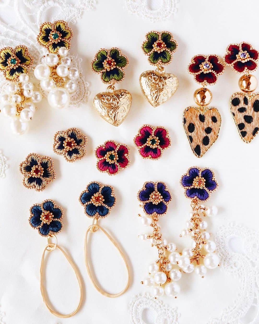 handmade shopのインスタグラム：「こんにちは、eriです😊﻿ ﻿ 10月に入りましたね！﻿ 今年ももう残り3ヶ月🌟﻿ ﻿ この間2020年になった感覚ですが﻿ 2021年はもうすぐそこ👈❣️﻿ ﻿ 今年を振り返るにはまだ早いですが﻿ いろんなことに挑戦できたなぁという思いです﻿ ﻿ (インスタではあまりお知らせしてませんが﻿ いろんなことをやってます😎)﻿ ﻿ やり残しがないように﻿ 残りの時間も精一杯やっていこうと思います🥰﻿ ﻿ 10月のオンラインショップオープンの﻿ お知らせです☺️﻿ ﻿ 10/3(土)21:00〜online shopを﻿ オープンします✨﻿ ﻿ ただ今、販売前に商品を﻿ 見られるようにしてあるので﻿ ﻿ プロフィールのリンクから﻿ アクセスしてください🌼﻿ ﻿ サイズや着画、価格を載せています﻿ ﻿ 今回は秋をより意識したカラーリングと﻿ パーツを組み合わせてみました✨﻿ ﻿ お気に入りが見つかりますように💓﻿ ﻿ 過去作品のパーカーやアートボードも﻿ 追加しています﻿ ﻿ ぜひそちらも合わせてご覧ください✨﻿ ﻿ 🐝全てハンドメイド作品です﻿ 既製品のような作りを求める方は﻿ ご購入をご遠慮ください﻿ ﻿ 💘金具の変更はできません🙅‍♀️ ﻿ ﻿ 🇯🇵発送は日本国内のみです﻿ ﻿ 🙏銀行振込やコンビニ払いは期日があります﻿ 余裕を持ってご注文ください﻿ ﻿ 🐠過去作品も販売しております♡﻿ ぜひそちらもチェックしてみてください✨﻿ ﻿ 狙っているものがある方は﻿ 時間をアラームかけたりして﻿ 待ち構えてください！﻿ ﻿ 3日(土)21:00から販売開始です💘﻿ ﻿ 気になる点やご不明な点は﻿ お気軽にDMでご質問ください😊👍﻿」