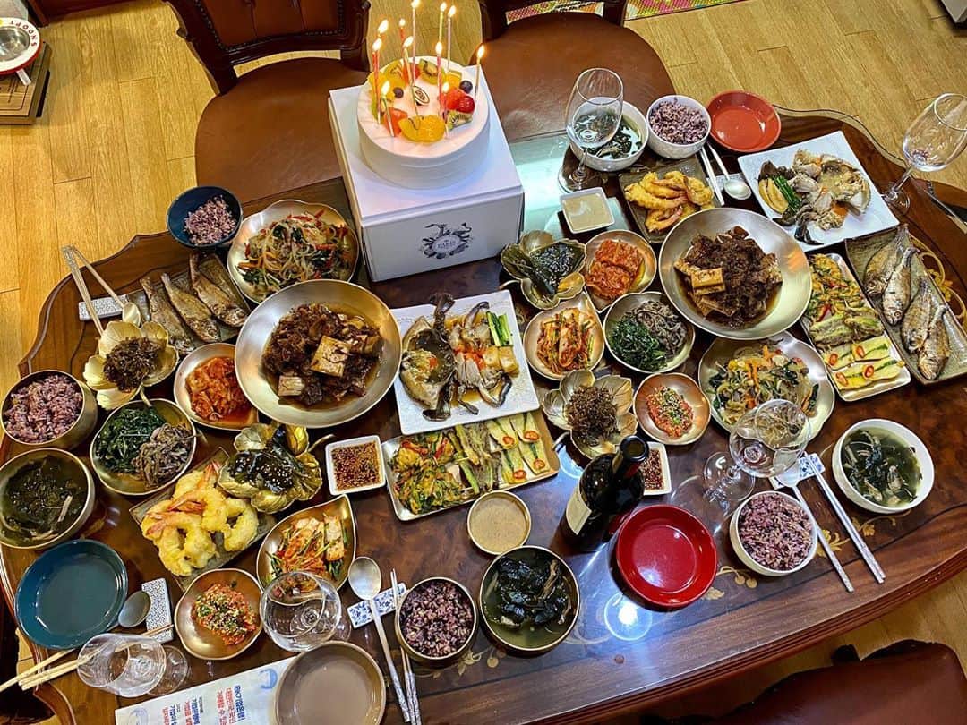 DINDINのインスタグラム：「Happy 추석 And Happy birthday mom🎂🎂 즐거운 추석 보내세요~❤️ #딘딘 #판례맘 #생일축하해」