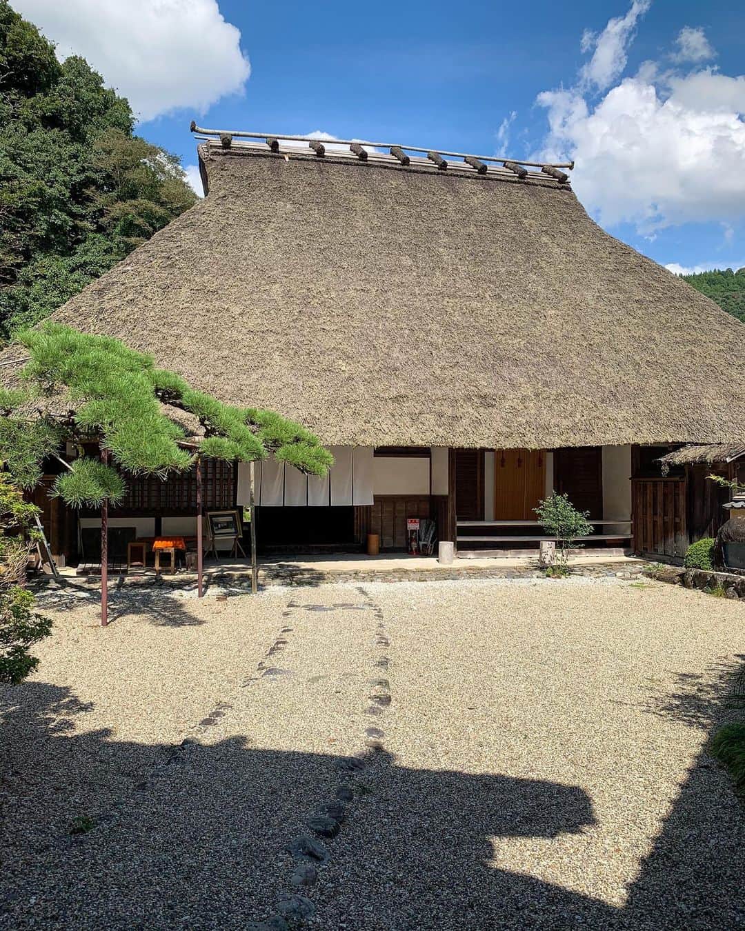 松本ルナのインスタグラム：「✨国指定重要文化財✨﻿ 「堀家住宅」賀名生旧皇居をリノベーションしたという レストランに﻿奈良県初のアートスムージーがあるって聞いて﻿行ってきたよ🤩！﻿ ﻿ 自然たっぷり景色が最高すぎて癒された…🥺﻿ ﻿ アートスムージーも視覚でも楽しめて﻿ 味ももちろん！！美味しかった☺️💓﻿ ﻿ いや〜のどかだった〜﻿ ﻿ 川の水の音も虫の声も気持ちいい風も吹いて﻿ 癒されすぎて幸せすぎて﻿ 体ふにゃふにゃになるかと思った😂笑﻿ ﻿ 田舎万歳🙌！！！！！  そういえば今日から10月！！！！！！  10月も色々と気を付けながら思いっきり楽しんで 程よく頑張っちゃいましょう😚❣️  #重要文化財 #リノベーション  #レストラン #五條市 #五條市ランチ  #自然 #自然が好き #自然がいっぱい  #自然が好きな人と繋がりたい #🌳  #アートスムージー #奈良  #勝手に観光大使 #勝手に奈良観光大使  #幸せ #幸せな時間 #田舎暮らし  #nara #narajapan #nature #art  #happy #lunch #countryside」