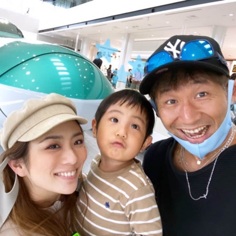 藤田志穂さんのインスタグラム写真 - (藤田志穂Instagram)「君は一体、いつになったらまともな家族写真を撮らせてくれるのかな？🤔 ・ #大好きな #鉄道博物館 #大宮 #写真撮るだけで #大暴れ #ちびっこジャイアン #鉄男 #子鉄 #子鉄ママ  #子供とお出かけ #雨の日の過ごし方  #インスタ映えない家族🤣 #親だけ必死 #息子は新幹線を見るのに必死 #精一杯の #家族写真 #楽しんでくれてれば #良いけどさ😂」10月1日 20時50分 - shiho_fujita44