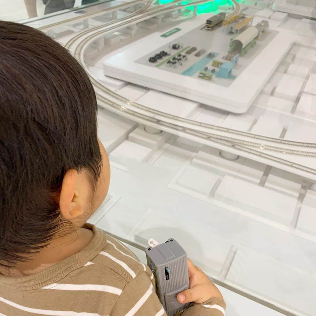 藤田志穂さんのインスタグラム写真 - (藤田志穂Instagram)「君は一体、いつになったらまともな家族写真を撮らせてくれるのかな？🤔 ・ #大好きな #鉄道博物館 #大宮 #写真撮るだけで #大暴れ #ちびっこジャイアン #鉄男 #子鉄 #子鉄ママ  #子供とお出かけ #雨の日の過ごし方  #インスタ映えない家族🤣 #親だけ必死 #息子は新幹線を見るのに必死 #精一杯の #家族写真 #楽しんでくれてれば #良いけどさ😂」10月1日 20時50分 - shiho_fujita44