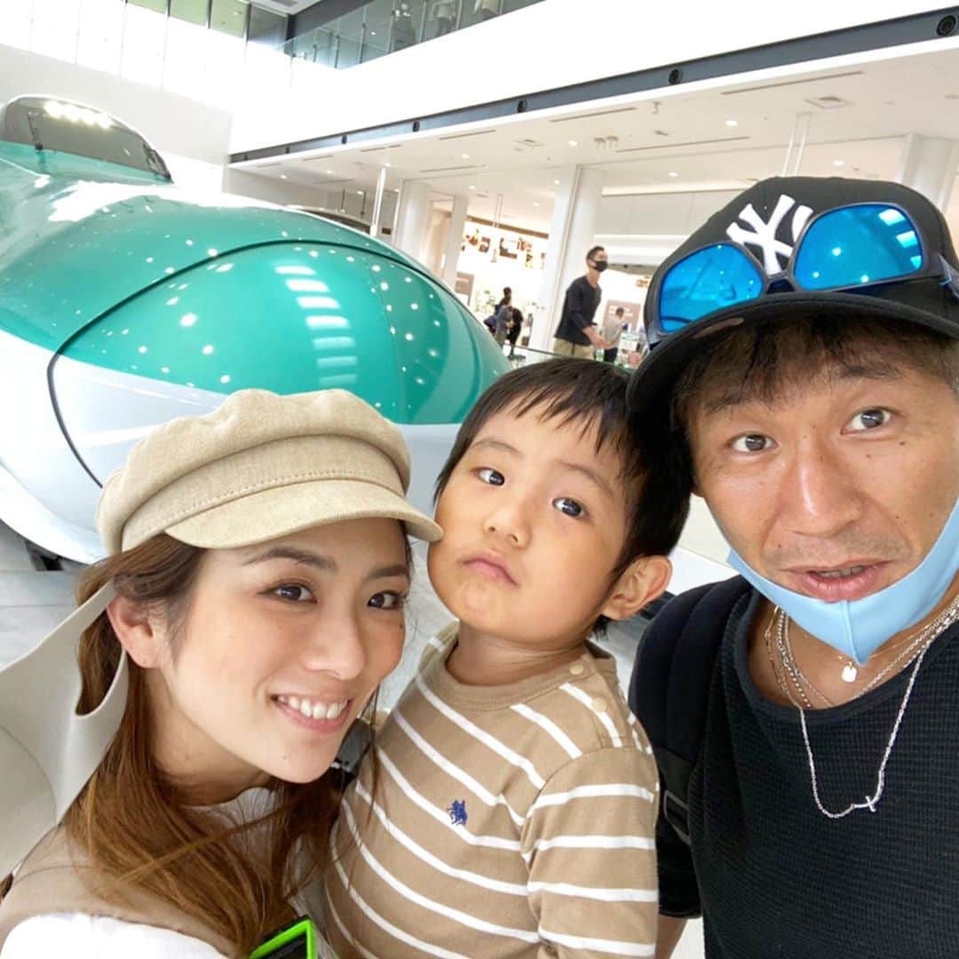 藤田志穂さんのインスタグラム写真 - (藤田志穂Instagram)「君は一体、いつになったらまともな家族写真を撮らせてくれるのかな？🤔 ・ #大好きな #鉄道博物館 #大宮 #写真撮るだけで #大暴れ #ちびっこジャイアン #鉄男 #子鉄 #子鉄ママ  #子供とお出かけ #雨の日の過ごし方  #インスタ映えない家族🤣 #親だけ必死 #息子は新幹線を見るのに必死 #精一杯の #家族写真 #楽しんでくれてれば #良いけどさ😂」10月1日 20時50分 - shiho_fujita44