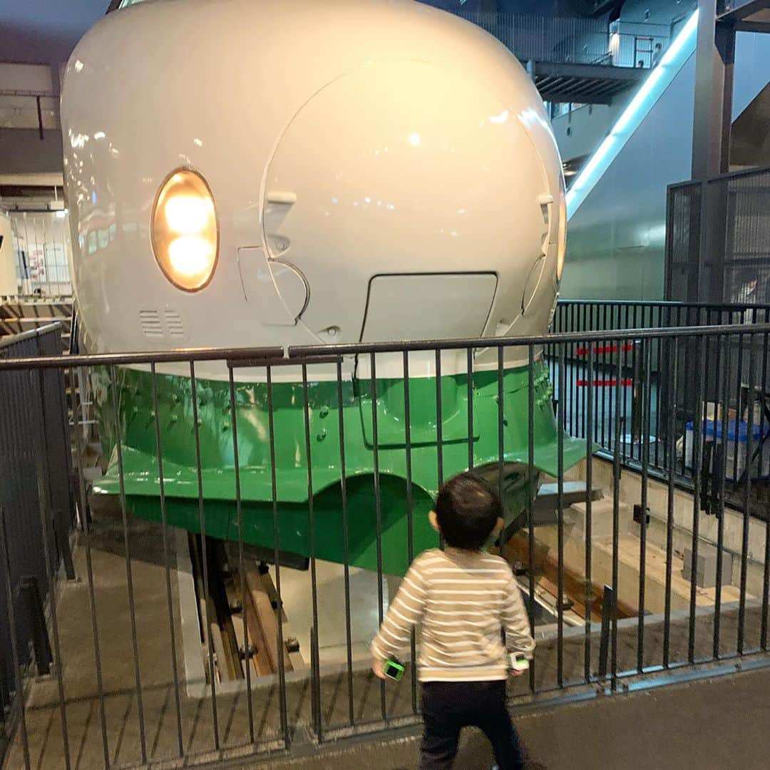 藤田志穂さんのインスタグラム写真 - (藤田志穂Instagram)「君は一体、いつになったらまともな家族写真を撮らせてくれるのかな？🤔 ・ #大好きな #鉄道博物館 #大宮 #写真撮るだけで #大暴れ #ちびっこジャイアン #鉄男 #子鉄 #子鉄ママ  #子供とお出かけ #雨の日の過ごし方  #インスタ映えない家族🤣 #親だけ必死 #息子は新幹線を見るのに必死 #精一杯の #家族写真 #楽しんでくれてれば #良いけどさ😂」10月1日 20時50分 - shiho_fujita44