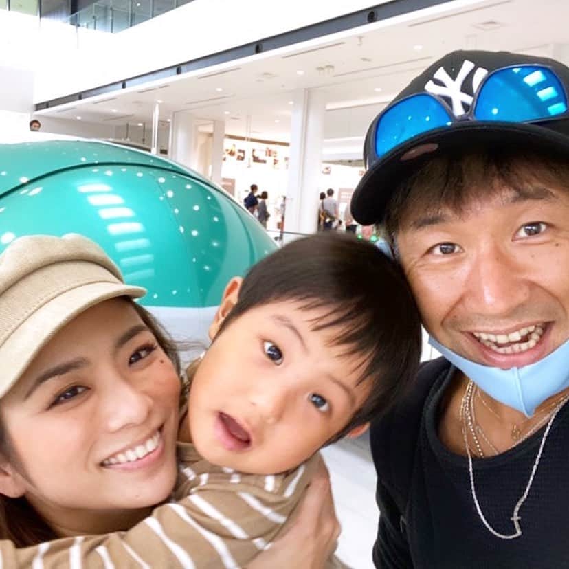藤田志穂さんのインスタグラム写真 - (藤田志穂Instagram)「君は一体、いつになったらまともな家族写真を撮らせてくれるのかな？🤔 ・ #大好きな #鉄道博物館 #大宮 #写真撮るだけで #大暴れ #ちびっこジャイアン #鉄男 #子鉄 #子鉄ママ  #子供とお出かけ #雨の日の過ごし方  #インスタ映えない家族🤣 #親だけ必死 #息子は新幹線を見るのに必死 #精一杯の #家族写真 #楽しんでくれてれば #良いけどさ😂」10月1日 20時50分 - shiho_fujita44