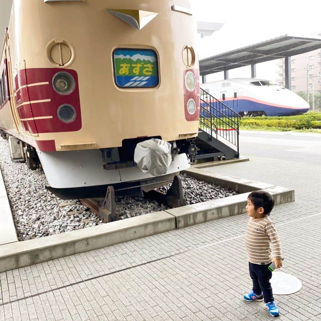 藤田志穂さんのインスタグラム写真 - (藤田志穂Instagram)「君は一体、いつになったらまともな家族写真を撮らせてくれるのかな？🤔 ・ #大好きな #鉄道博物館 #大宮 #写真撮るだけで #大暴れ #ちびっこジャイアン #鉄男 #子鉄 #子鉄ママ  #子供とお出かけ #雨の日の過ごし方  #インスタ映えない家族🤣 #親だけ必死 #息子は新幹線を見るのに必死 #精一杯の #家族写真 #楽しんでくれてれば #良いけどさ😂」10月1日 20時50分 - shiho_fujita44
