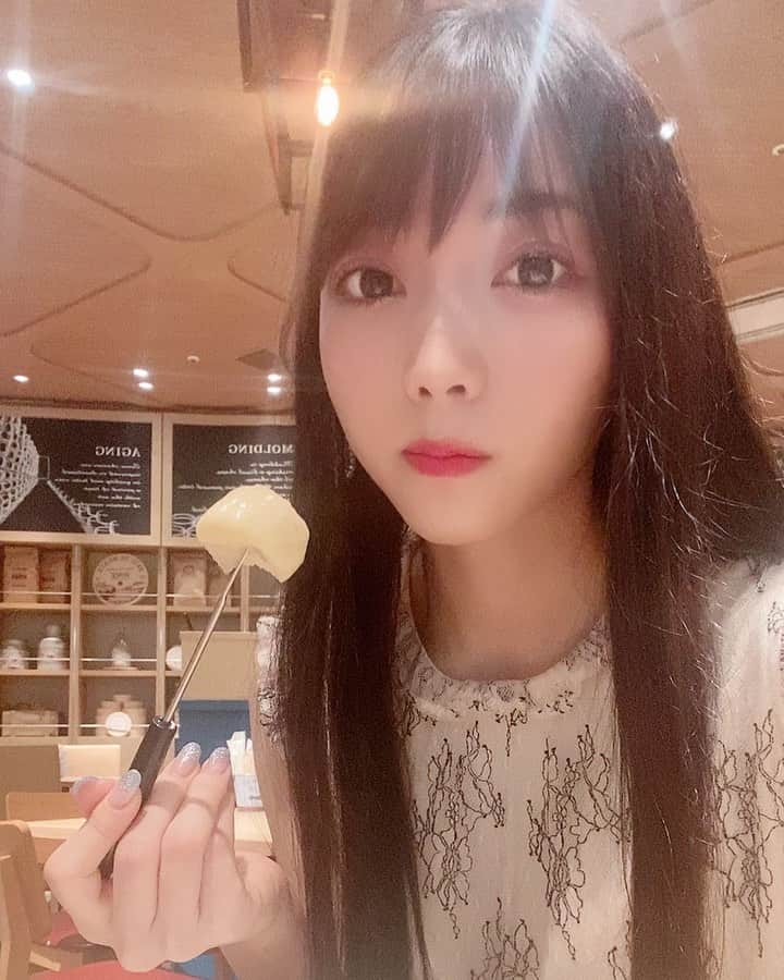 橘穂奈美のインスタグラム：「チーズフォンデュ🧀 . . . . . . . . . . . . #チーズフォンデュ #チーズ好き #渋谷グルメ #チーズ料理 #チーズ専門店 #cheesefondue #cheese #cheeselover #먹스타그램 #맛집 #먹방 #먹방스타그램 #얼스타그램 #旅遊攝影 #粉我 #人像攝影 #攝影日常」