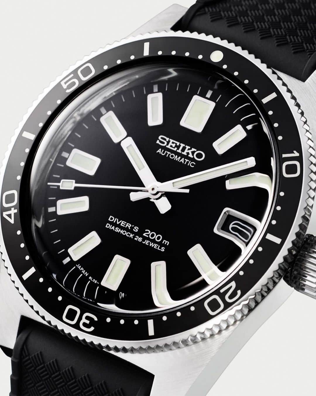 ビームスさんのインスタグラム写真 - (ビームスInstagram)「SEIKO × BEAMS JAPAN "SEIKO 1965 Mechanical Diver's Watch"  @beams_japan @beams_japan_kyoto 1965年に誕生した国産初のダイバーズウォッチである『SEIKO 1965 Mechanical Diver's Watch』 の復刻モデルをBEAMS JAPANが別注！！国民的映画『男はつらいよ』初期作品の劇中で、寅さん役の渥美清がオリジナルモデルを着用していたことでも知られ、映画公開から半世紀の時を経て『SEIKO DIVER'S』と『男はつらいよ』がBEAMS JAPANとのコラボレーションにより再び共演を果たしました！  時計ファンのみならず、寅さんファンにもたまらない本スペシャルアイテムを、本日よりBEAMS公式オンラインショップにて先行予約をスタートします。  詳しくはHPをチェック！ https://www.beams.co.jp/news/2150/  @seikowatchjapan @torasan_50th  #1965_Mechanical_Diver’s_Watch #SEIKO_DIVER'S #男はつらいよ_ビームス篇 #beamsjapan #ビームスジャパン #beams #ビームス  #新宿 #渋谷 #京都」10月1日 20時54分 - beams_official