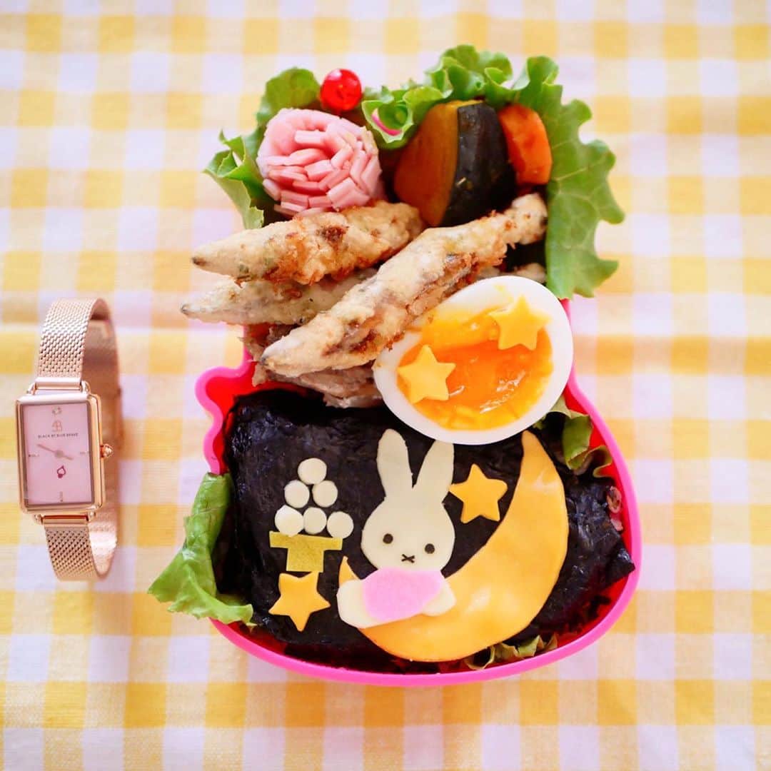 のインスタグラム：「お月見ですね〜！🌕 ・ ・ 10/1の今日はお月見⭐️ 気付いたら10月という早さ。 あっという間に涼しくなりましたもんね〜❣️ ・ ・ お月見なことを思い出してぱぱっとお月見弁当つくりました⭐️ ・ ・ やっぱりお月見といえばウサギですよね⭐️ミッフィーにしました❣️ ・ ・ 新しい時計をgetしました💓 ・ #4bwatches  の腕時計⌚️ ・ 女性らしい、上品で可憐なデザイン❣️私はピンクを選びました⭐️ ・ ・ クーポンコードを発行して頂きました❣️ ・ ・ 「kinatizc」です。  クーポンコードを入力すると、10%オフになります。 他にも可愛いデザインありましたのでサイト是非チェックしてみてください^_^ お揃いにしましょ〜⭐️ ・ ・ ・ @4bwatches_japan  #blackbybluebrave  #腕時計 #時計 #キャラ弁  #お月見  #お月見ごはん  #可愛いお弁当作りたい部  #キャラ弁初心者  #キャラ弁部  #愛され料理 #ミッフィー  #ミッフィー弁当」