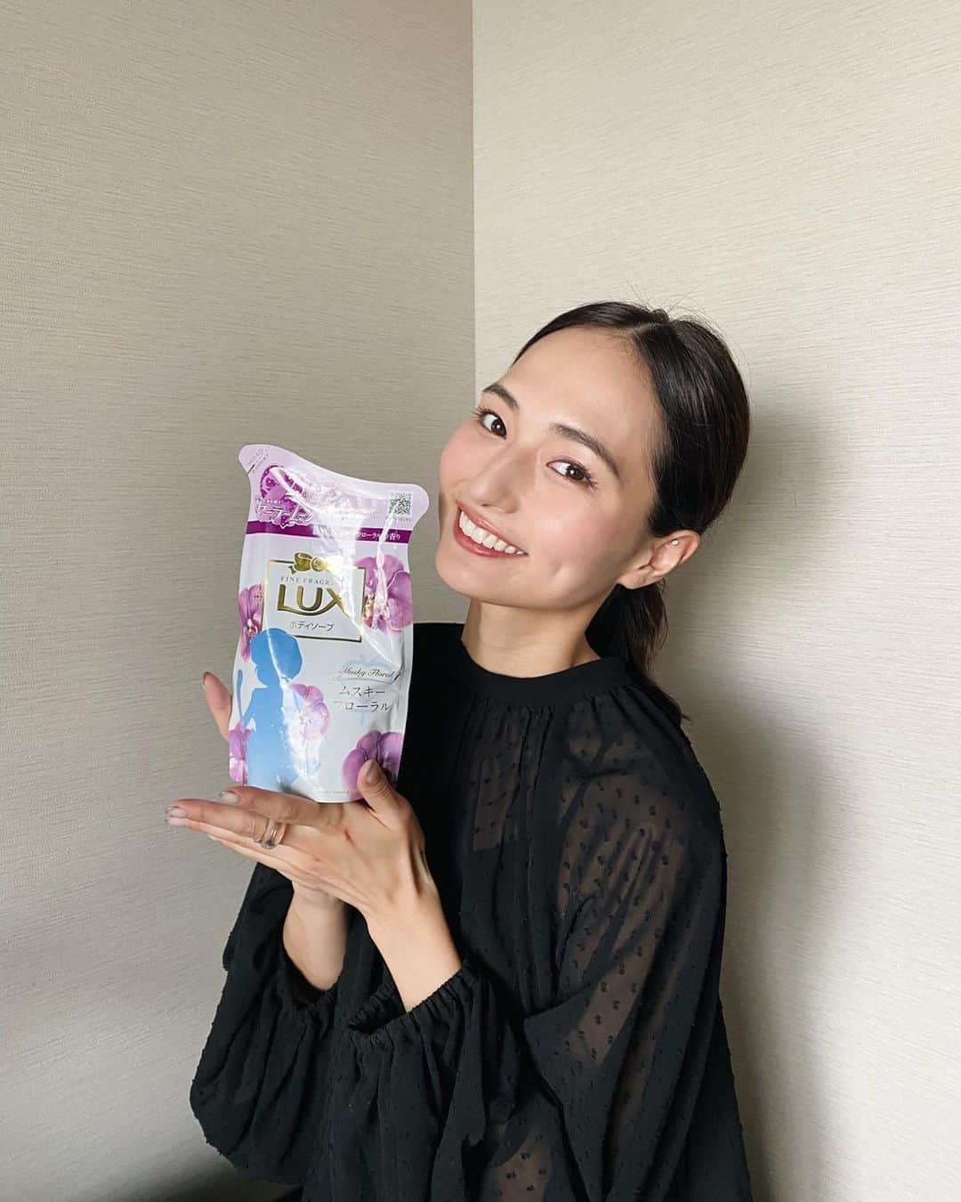 山賀琴子さんのインスタグラム写真 - (山賀琴子Instagram)「今月のラックスガール投稿💐﻿ ﻿ 以前にも紹介させていただいたラックス﻿ #ラックス美少女戦士セーラームーン の﻿ ボディソープ☺️﻿ ﻿ 今度は私の好きなマーキュリー🥺﻿ ムスキーフローラルの繊細な香りで癒されます❤️﻿ 専用のボトルがなくても詰め替え用の﻿ ボトルを探すのも楽しいですよ！﻿ ﻿ ﻿ #ラックス#このツヤが好き#ラックスガール﻿ #私の輝き方は私が選ぶ#美少女戦士セーラームーン#ボディソープ#ムスキーフローラル#bodycare#shampoo#pr﻿」10月1日 21時05分 - kotokoyamaga