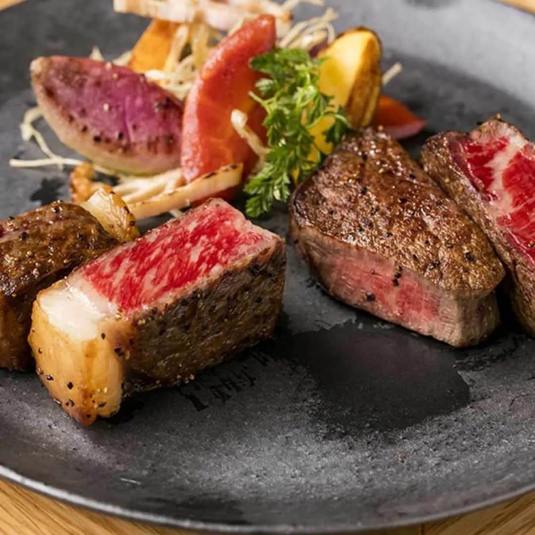 のインスタグラム：「THE KINTAN STEAK@恵比寿  【ＯＺ限定★乾杯スパークリング付き】ロッシーニバーガーや絶品タンシチュー！牛タン＆ヒレのステーキにデザートなど贅沢全7皿 ・ 恵比寿ガーデンプレイスタワー38階「THE KINTAN STEAK」が贈る、乾杯スパークリングワイン付きの贅沢ディナープラン。 ・ コースは前菜3種からスタートして、シーザーサラダ、ロッシーニバーガー、じっくり煮込んだ牛タンシチューと逸品揃い。メインには牛タンとヒレステーキの2種類が楽しめる。 ・ デザートにはリクエストでメッセージを添えられるから、カレとの記念日や誕生日には東京タワーや都会の夜景をバックに、華やかなデートディナーを楽しんで。  店名：THE KINTAN STEAK 住所：東京都渋谷区恵比寿4-20-3 恵比寿ガーデンプレイスタワー 38F アクセス：JR線「恵比寿駅」東口より徒歩5分、東京メトロ日比谷線「恵比寿駅」1番出口より徒歩7分  詳しくは、プロフィールURLより↓  @ozmall_restaurant  #ozmall #オズモール #OZグル　#レストラン #グルメ #グルメ好きな人と繋がりたい #グルメ　#東京グルメ　#記念日ディナー　#女子会ディナー  #肉　#肉料理　#肉スタグラム　#肉すたぐらむ　#肉好きな人と繋がりたい #肉汁たっぷり　#肉バル　#焼肉　#焼肉ランチ　#焼肉ディナー #お肉大好き　#お肉ランチ　#お肉ディナー #肉愛　#飯テロ　#肉テロ　#肉好き女子　＃恵比寿　#恵比寿グルメ  ＃恵比寿ガーデンプレイス」