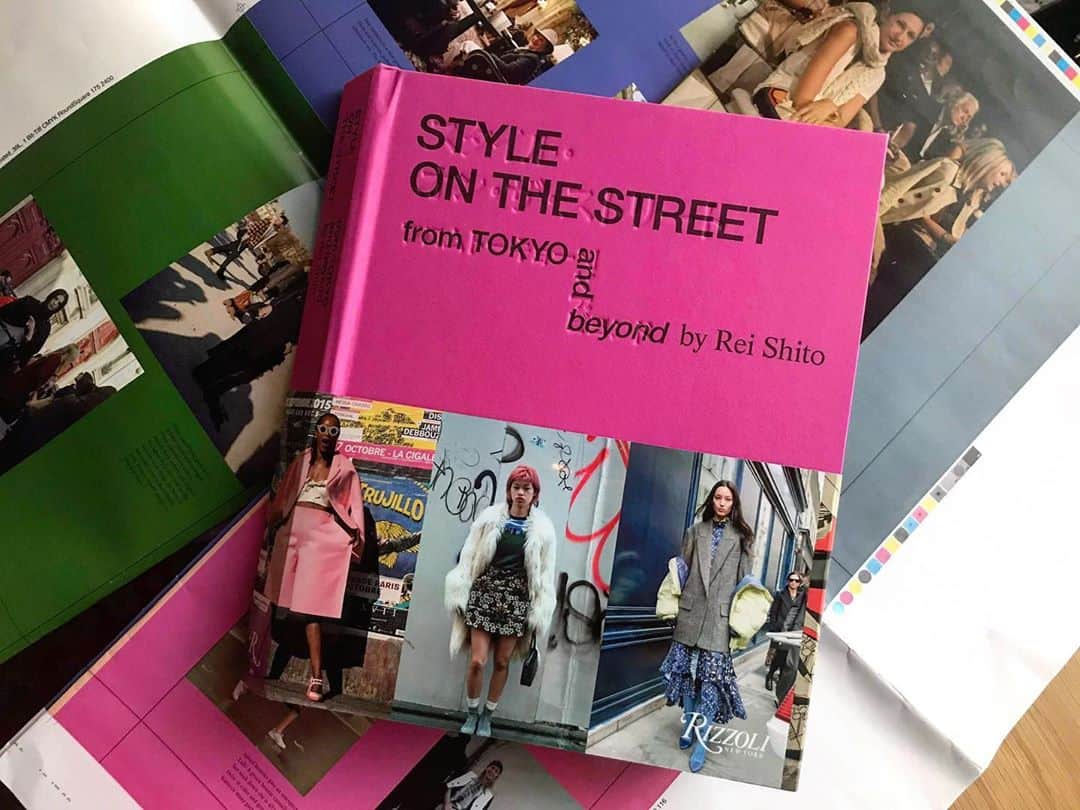 シトウレイさんのインスタグラム写真 - (シトウレイInstagram)「え〜コホン！ 情報解禁になったので、改めてお知らせ、です😊  夢が、一つかないました。 今回、アメリカを代表する老舗出版社Rizzoli @rizzolibooks から初のスタイルブック 「Style on the Street From Tokyo and Beyond」を 発売することになりました。  この本は、私がストリートスナップを撮影する中、ファッションを通して感じたこと、学んだことをギュッとこの中に詰めこんでます。  内容は大きく分けて3つ。 大好きな東京のスナップと、@thesartorialistや @sacaiofficialのあべさん、あと @poggytheman へのインタビュー、 そして「何を着るか、ではなくどう着るか」の21つのコツが詰まったStyling Tips、です。  今の私の集大成。  発売は10/20日。ぜひ見てみてください😊😊😊  It's so honor of me to announce my first style book ' Style on the Street From Tokyo and Beyond ' will be published by  @rizzolibooks on 20th Oct!   It shows street style in Tokyo, 21 style tips, and interviews with  @thesartorialist,Chitose Abe, designer of  @sacaiofficial and tokyo fashion icon ＠poggytheman.  Thank you for all the people supporting me and my book!  I'm really happy to be with you,@adastria_official, @rizzolibooks ,@rckt_rocketcompany,@hiraoinc, @toshiko, @herosiegfried and @jtegg2002!  #book #rizzoli #reishito #styleonthestreet #シトウレイ #スタイルオンザストリート」10月1日 21時00分 - reishito