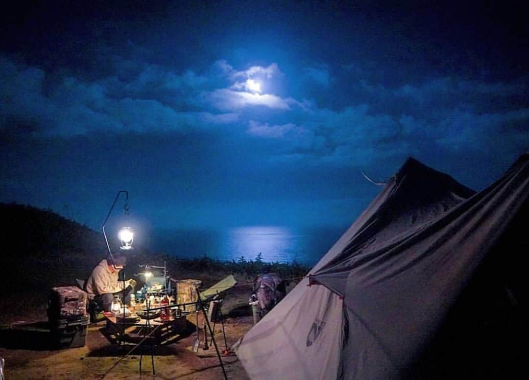 CAMP_HACKさんのインスタグラム写真 - (CAMP_HACKInstagram)「今日は十五夜。一年で最も美しい月が見られる日です。中秋の名月に限らず、キャンプ場で見る雲間の月も趣がありますね。 . . from CAMP HACK . CAMP HACKであなたのキャンプライフを取材します！ 『#camphack取材』を付けて投稿！ . Photo by @1496_tak さん . #camp #camping #camphack #outdoorlife #outdoor #trip #travel #japan #followme #weekend #travelling #outdoorgirl #family #familytrip #キャンプ #アウトドア #キャンプ道具 #キャンプ初心者 #家族 #外遊び #自然 #キャンプ場 #お出かけ」10月1日 21時00分 - camp_hack