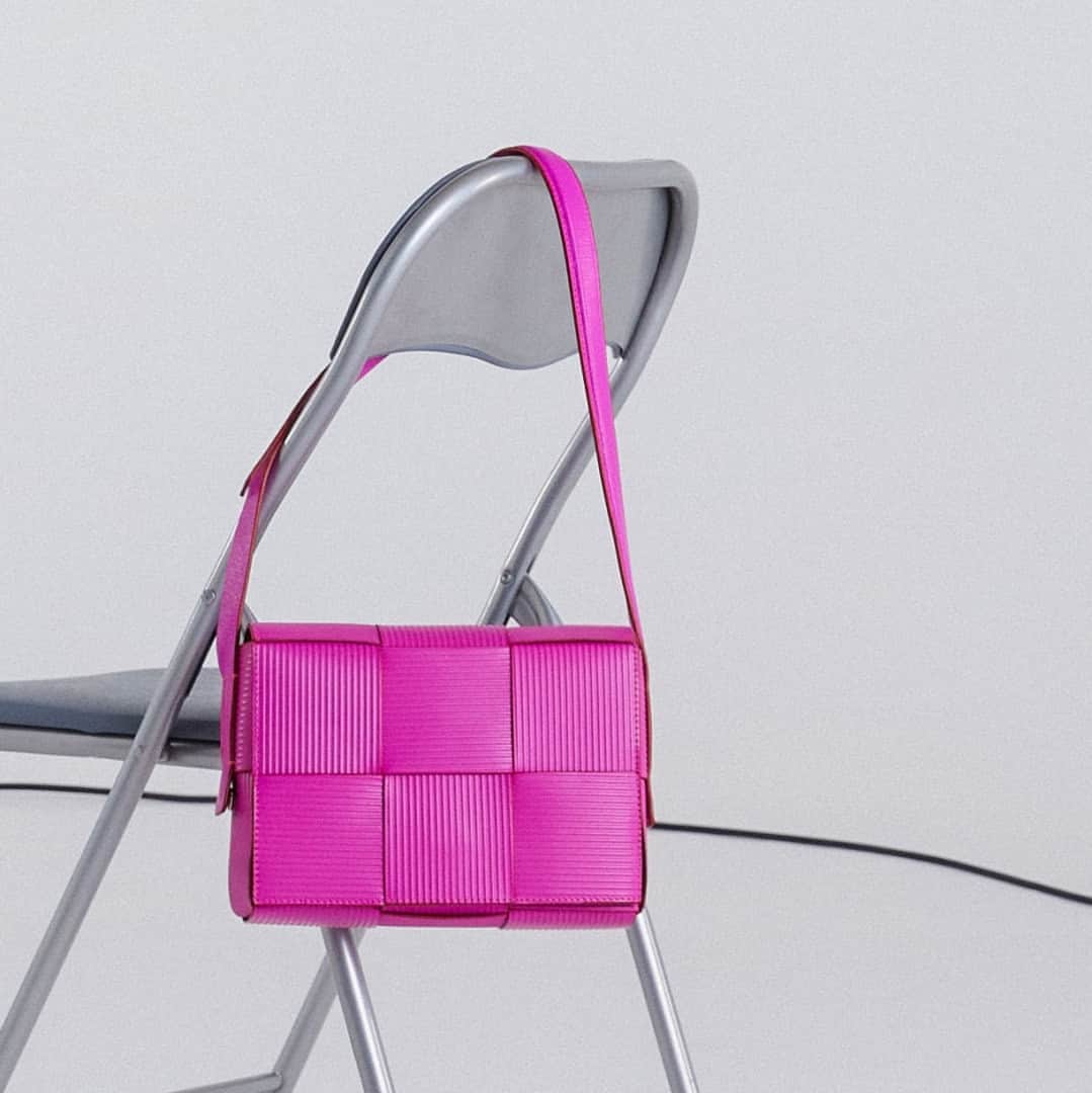 Schutzのインスタグラム：「PINK FEVER - SCHUTZ CROSSBODY RIB ME ❤️ #schutzninety」
