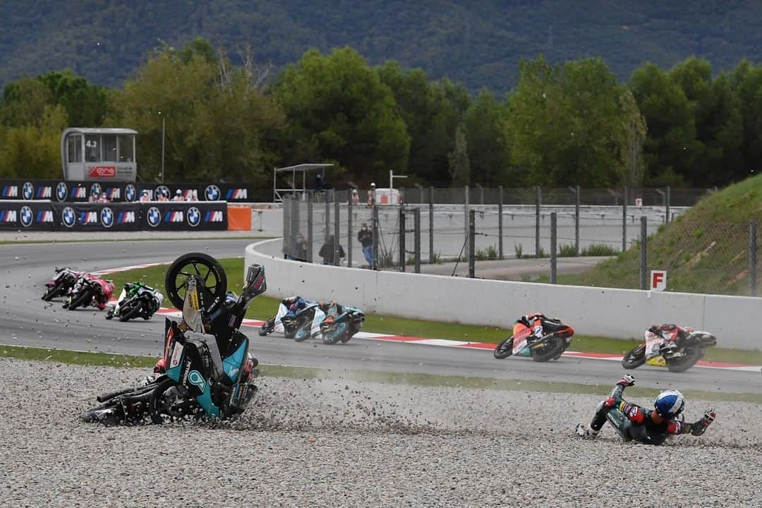 MotoGPさんのインスタグラム写真 - (MotoGPInstagram)「#SwipeLeft ⬅️ to see shot by shot one of the moments that marked the #Moto3 race at the #CatalanGP 💢 #MotoGP #Crash #Motorcycle #Racing #Motorsport」10月1日 21時00分 - motogp