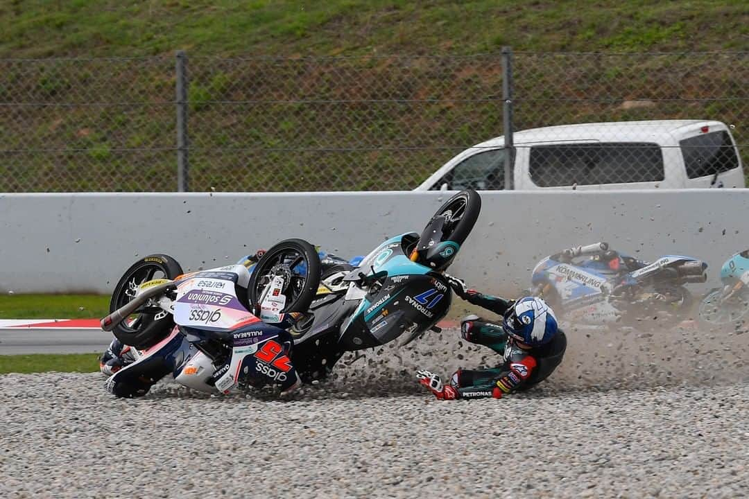 MotoGPさんのインスタグラム写真 - (MotoGPInstagram)「#SwipeLeft ⬅️ to see shot by shot one of the moments that marked the #Moto3 race at the #CatalanGP 💢 #MotoGP #Crash #Motorcycle #Racing #Motorsport」10月1日 21時00分 - motogp