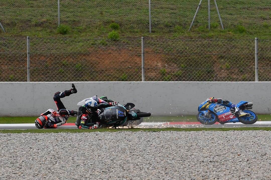 MotoGPさんのインスタグラム写真 - (MotoGPInstagram)「#SwipeLeft ⬅️ to see shot by shot one of the moments that marked the #Moto3 race at the #CatalanGP 💢 #MotoGP #Crash #Motorcycle #Racing #Motorsport」10月1日 21時00分 - motogp