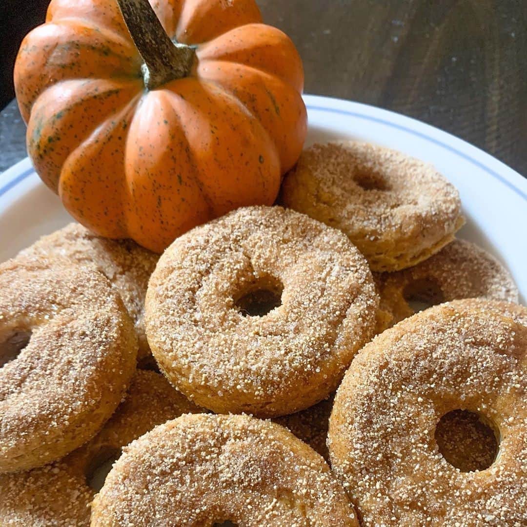 Flavorgod Seasoningsさんのインスタグラム写真 - (Flavorgod SeasoningsInstagram)「Flavor God Customer Pumpkin Donuts! By: @changingwithcaitlyn⁠ -⁠ Add delicious flavors to any meal!⬇⁠ Click the link in my bio @flavorgod⁠ ✅www.flavorgod.com⁠ -⁠ "I saw @from_mspal_to_msmall make pumpkin donuts and decided to begin the fall baking myself ! Mine worked out to only 1 pt for 1 donut 🙌🏻⁣⁠ This @wwpounddropper pumpkin recipe is insane! I replaced the sugar coating with @flavorgod buttery cinnamon spice for a nice flavorful coating.⁣"⁠ ⁠ Let fall begin!!! 🎃 🍂⁠ -⁠ Flavor God Seasonings are:⁠ 💥ZERO CALORIES PER SERVING⁠ 🔥0 SUGAR PER SERVING ⁠ 💥GLUTEN FREE⁠ 🔥KETO FRIENDLY⁠ 💥PALEO FRIENDLY⁠ -⁠ #food #foodie #flavorgod #seasonings #glutenfree #mealprep #seasonings #breakfast #lunch #dinner #yummy #delicious #foodporn」10月1日 21時01分 - flavorgod
