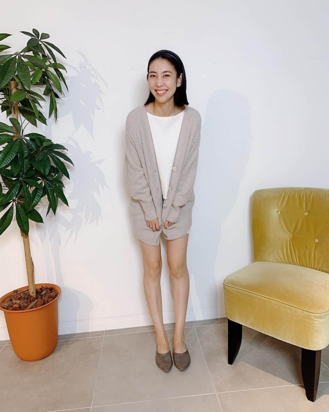 近野莉菜のインスタグラム：「昨日 @snidel_home_official のインスタライブで紹介したアイテムたち🌿 これからの季節、ボアカーデも使えそうだし、モイストテレコシリーズはらくちんでおうち時間が充実しそう🤍  SNIDELのプレオーダー中のカチューシャもつけてみたんだけど、つけたら欲しくなった🥺 欲しいもの多くて大変☺️💭 . #SNIDEL #スナイデル #SNIDELHOME #スナイデルホーム  #美容パジャマ」