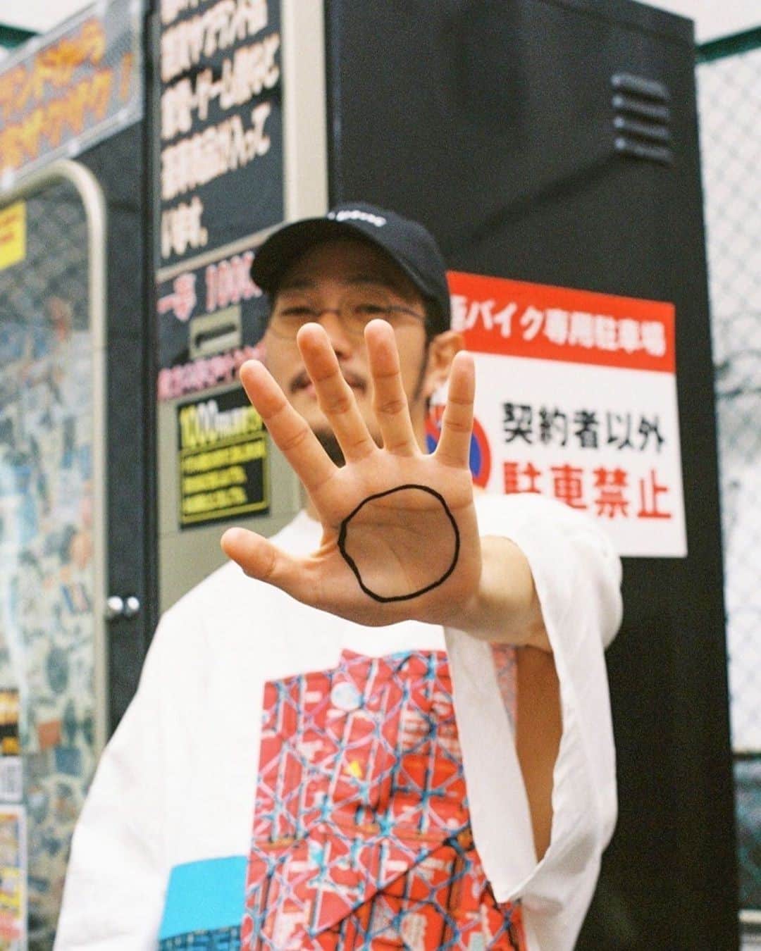 のインスタグラム：「「メンタルヘルスが優れないときどうしてる？」誰にだってある心が不調なときの自分との付き合い方｜2020年に考えたいセルフラブ #IAMWHOLE vol.2﻿ by @neutmagazine⁠ ﻿⁠ Voice of @tai_____tan⁠ ⁠ -----﻿⁠ 2020年、NEUT Magazineがイギリス発のメンタルヘルスのスティグマをなくすためのキャンペーン#IAMWHOLE に参画！﻿⁠ haru.、松㟢翔平、山本奈衣瑠、TaiTan、みたらし加奈に聞いた、メンタルヘルスが不調なときにやっていること。﻿⁠ ﻿⁠ 「できるけどやりたくないことを、やらない。例えば、LINEのレスとか、残高照会とか、ティッシュの補充とか」by TaiTan @tai_____tan⁠ ﻿⁠ Photography: Mariko Kobayashi﻿ @marinko5589⁠ ﻿⁠ Link in bio.﻿⁠ ﻿⁠ #IAMWHOLE #セルフラブ﻿⁠ #LetsreadNEUTathome #STAYHOME﻿⁠ #NEUTMagazine #MakeExtremeNeutral⁠ -----﻿⁠ ⁠ #メンタルヘルス⁠ #世界メンタルヘルスデー⁠ #ウェルビーイング⁠ #セルフケア⁠ #マインドフルネス⁠ #デジタルデトックス⁠」