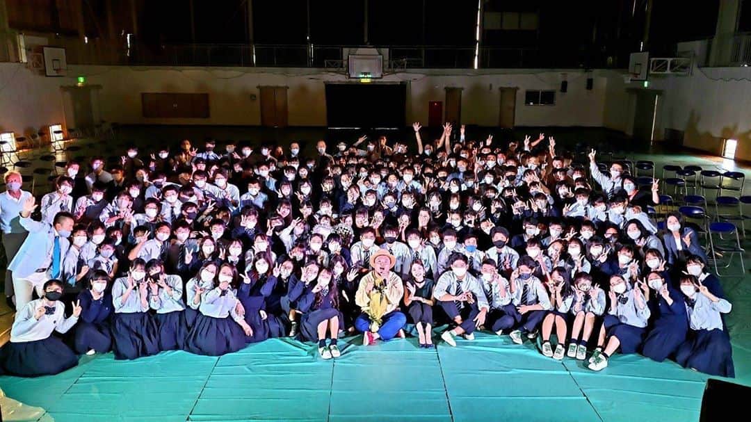 HIPPYのインスタグラム：「今夜は「中秋の名月」 広島の空を見上げて 秋の夜長を明るく照らす月も最高だけど  今日の呉昭和高校のみんなの笑顔 過ごした時間！もっと最高でした  コロナ渦で何ができるのか 模索され生徒のために 何ができるか 色々と悩まれたと思います  最高な機会をいただきありがとう！ また会おうぜぃ！  それにしてもこの集合写真 10年後20年後見たとしても 2020年に撮影した写真ってわかるねw  マスク越しでも楽しかったことが伝わる お気に入りの写真だわ！ありがとう！！  Twitterにも載せてるからご自由にどうぞ♪  ピアノ演奏は森光七彩!感謝」