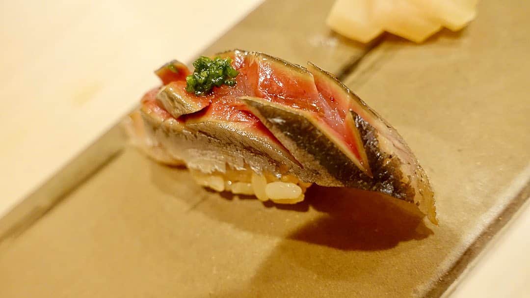 のインスタグラム：「恵比寿の住宅街にある「鮨 来主」  主(客)が来くる  いい名前だ  町寿司の様に店内の空気は暖かくお客さんは主に常連さん  そりゃ近所にあったら通うよね  81軒目  #鮨来主  #くるす #恵比寿 #鮨 #品川イッコー #ikkosfilms  #japanesefood #sushi #sushilover  #sushistagram  #igers #tagsforlikes #instagramjapan #ilovejapan #鮨スタグラム  #好吃 #라면」