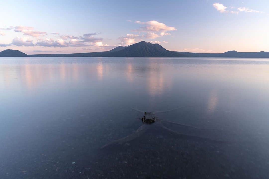 Hikaruのインスタグラム：「#支笏湖 . . . #北海道 #instagram #東京カメラ部 #tokyocameraclub #natgeo #bealpha #sonyphotography #pashadelic #bestjapanpics #ig_japan #natgeoyourshot #yourshotphotographer #naturephotography #ig_worldclub #1x #landscapephotomag #landscapelovers #lovers_nippon #visitjapanjp #bbctravel #art_of_japan #splendid_earth #日本の絶景 #ig_great_pics #BBCtravel #ig_worldclub」