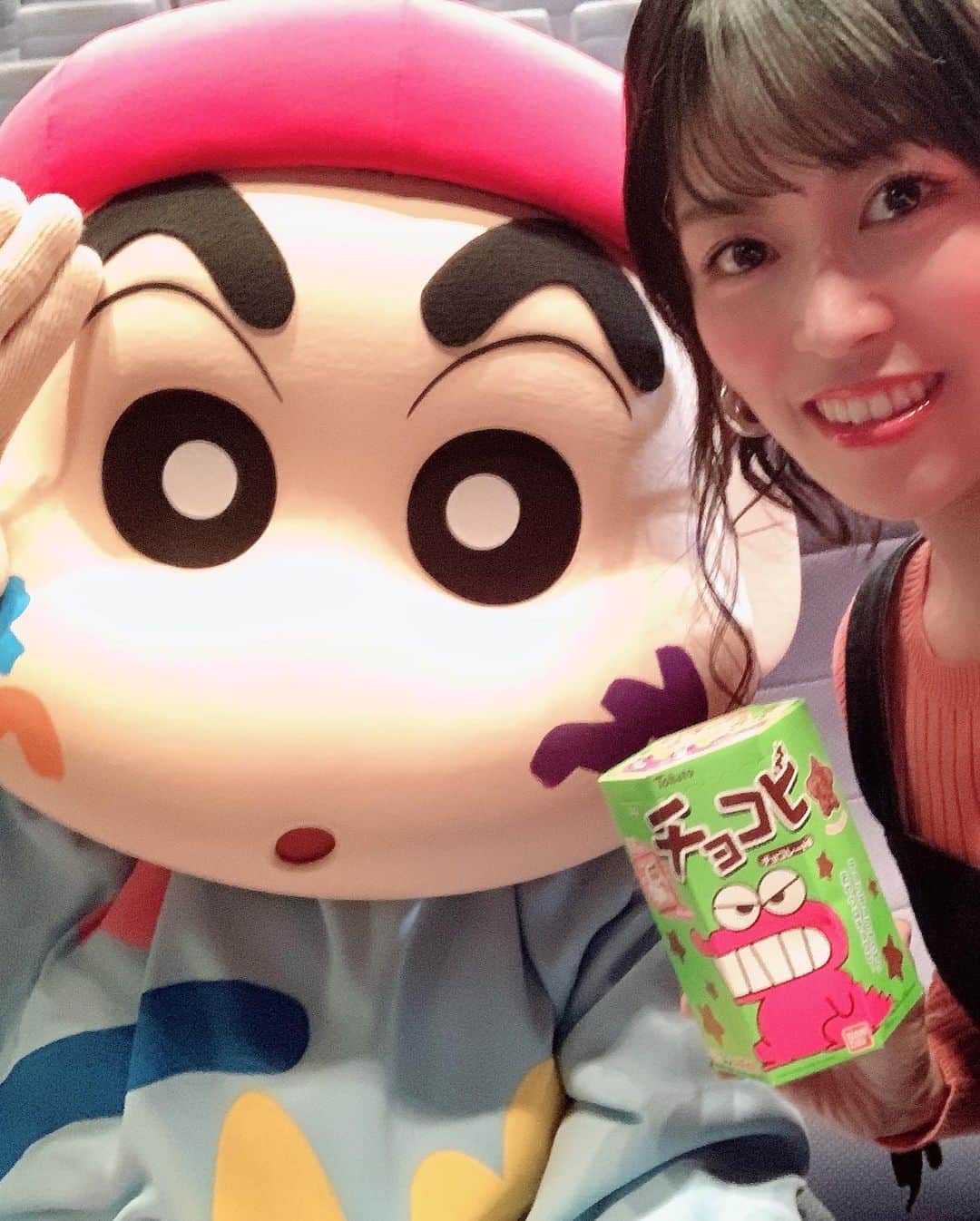 相羽あいなのインスタグラム：「『クレヨンしんちゃん　ちょ〜嵐を呼ぶ炎のカスカベランナー!!Z』のイベントの時のお写真♡♡コーデも載せたよーん👗✨✨ みなみちゃんと初仕事でした💖 @moussyofficial  @redyazel  #またデニムワンピ #デニム系はすぐ買ってしまう #インナーは去年の #しんちゃんかわいい  #ラクガキングダム よかった😭」