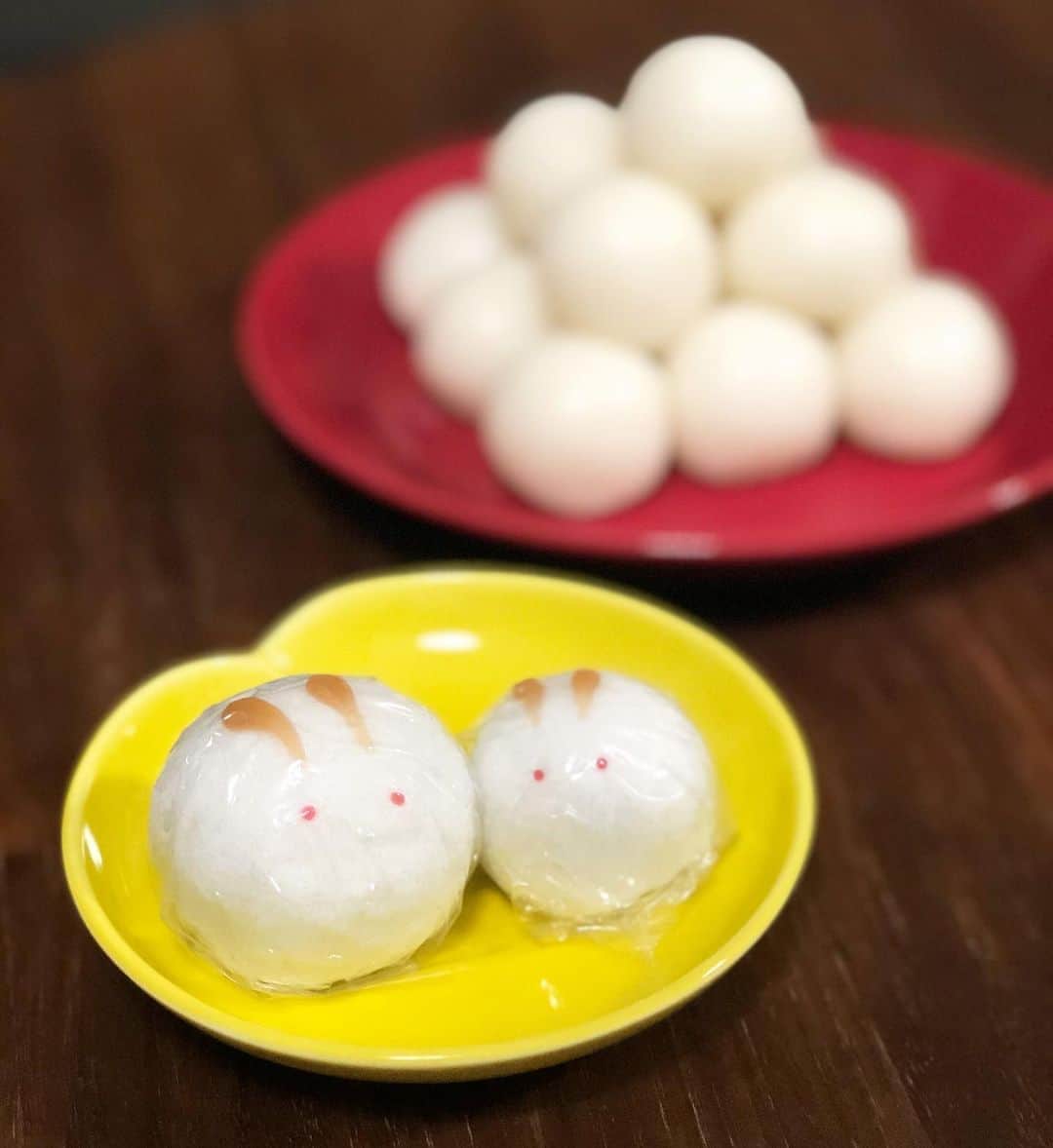 進藤やす子のインスタグラム：「✳︎ 絶好のお月見日和🎑 無風で湿気もないしベランダでうっかりうたた寝しそう。 なんだかすっかり秋ですねぇ😌 . そしてそして月見団子をのせたお皿、紺色にするんだった。 その方が🌕🐰が映えたのにな〜と後悔... . . #お月見 #月見団子 #うさぎや #中秋の名月  #iittala #イッタラ #teema  #natural69 @natural69_hasami #桃皿 #波佐見焼き」