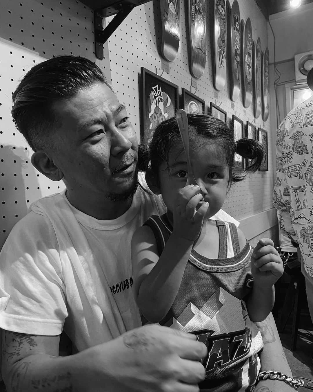 Saki さんのインスタグラム写真 - (Saki Instagram)「Bちゃん お誕生日おめでとう🎂🎉🎁🎈いつも家族の為にバリバリ働いてくれて、ジョアンの子育てにもたくさん協力してくれてありがとう〜‼️  ジョアンの👦🏻<パパおめでとう〜パパだいすき〜💕 にメロメロな父😍😍 飴と鞭。笑  #お誕生日おめでとう  #happybirthday」10月1日 21時06分 - saki1011