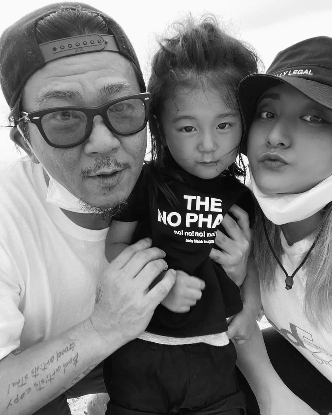 Saki のインスタグラム：「Bちゃん お誕生日おめでとう🎂🎉🎁🎈いつも家族の為にバリバリ働いてくれて、ジョアンの子育てにもたくさん協力してくれてありがとう〜‼️  ジョアンの👦🏻<パパおめでとう〜パパだいすき〜💕 にメロメロな父😍😍 飴と鞭。笑  #お誕生日おめでとう  #happybirthday」