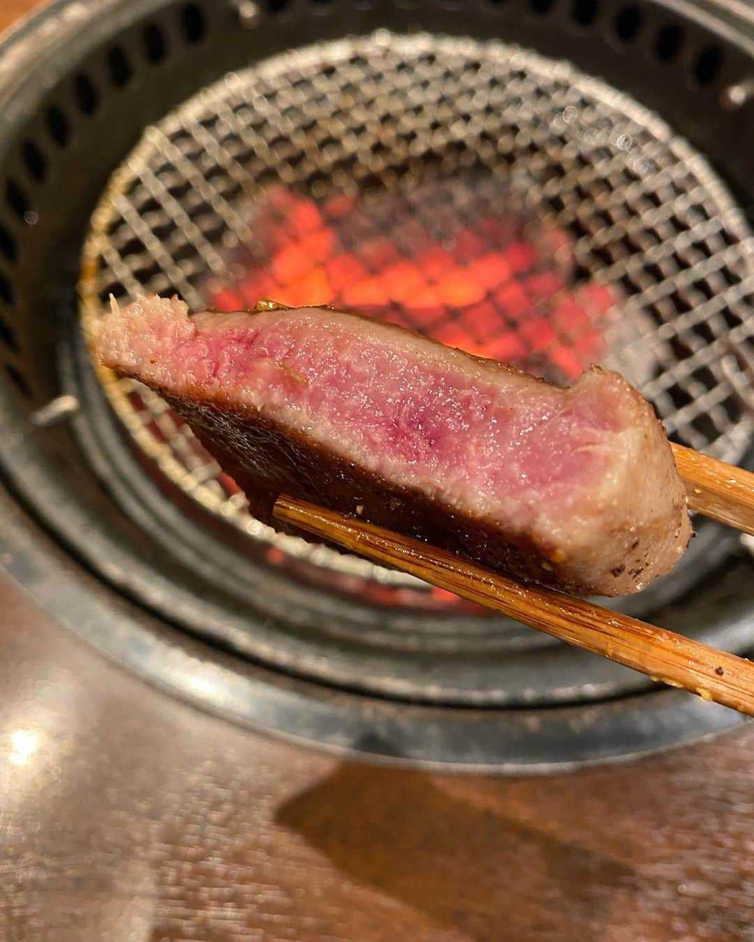 ニッチロー'さんのインスタグラム写真 - (ニッチロー'Instagram)「【炭火焼肉ふちおか】さん  A5の雌牛のみを使用  A5と聞いて脂を想像する人もいると思いますがA5の赤身の美味しさをどっぷりと味わえるお店  厚めの肉を焼く時は緊張感があります  でも全部焼かせて頂きました  焼肉大使ですから  ここのお肉はエロ美味い  本当にエロかった  また行きたい  #炭火焼肉ふちおか  #ふちおか #焼肉 #炭火焼肉 #経堂グルメ #日本一の焼肉の街生まれ #飯田焼肉大使 #プロ焼肉選手 #ニッチロー' #ニックロー #ニッチ飯 #yakiniku」10月1日 21時07分 - nicchiro5.1